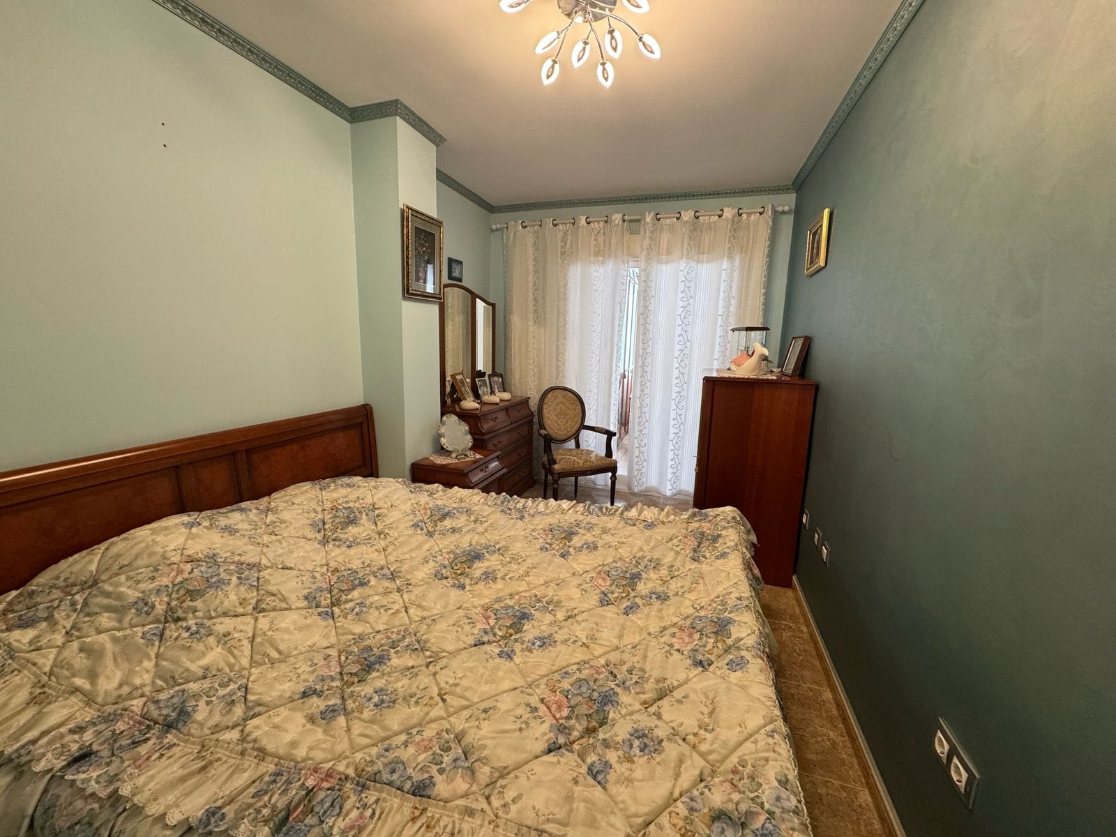 Apartamento en venta de 3 dormitorios y 2 baños, con piscina comunitaria.
