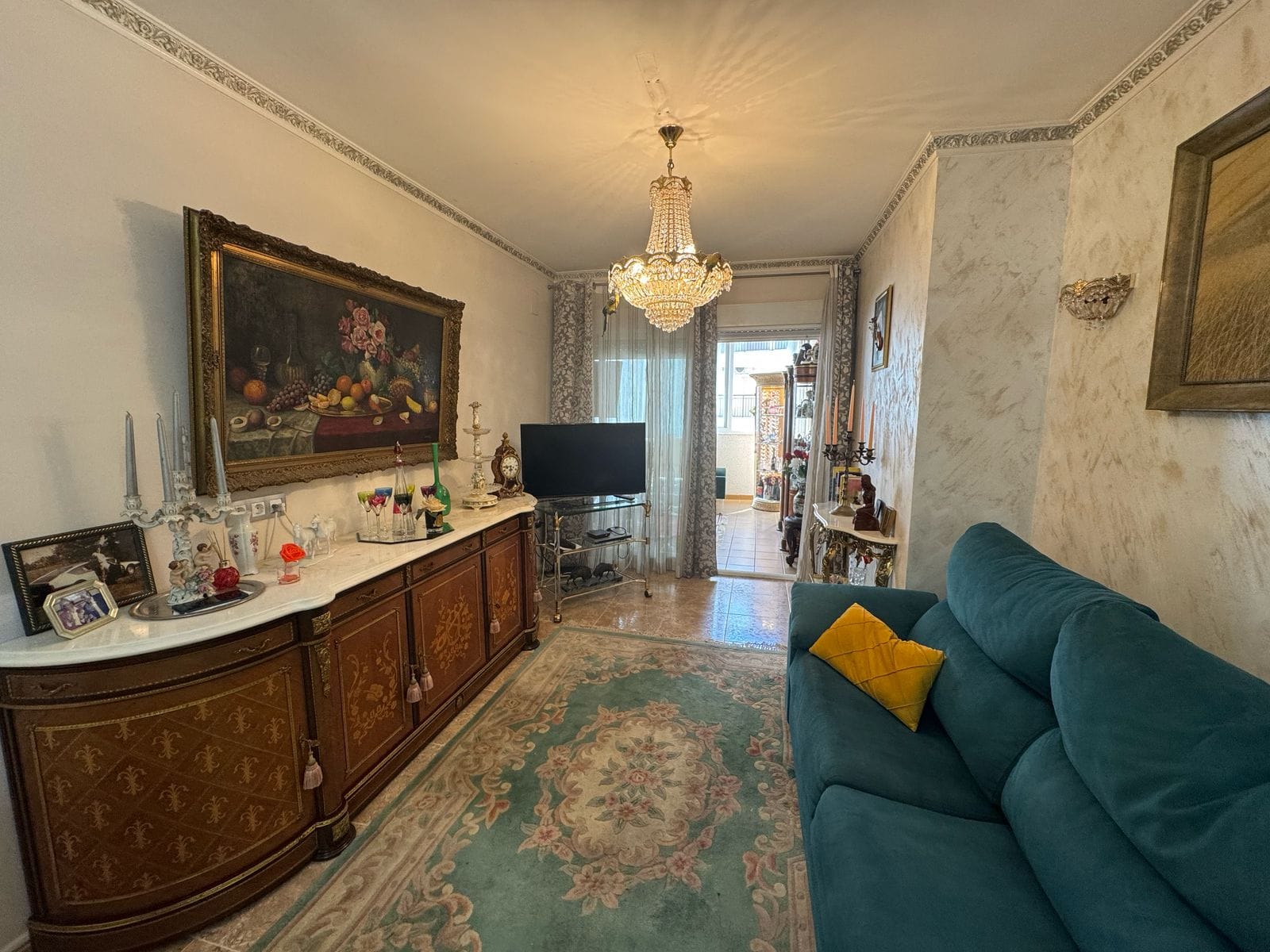 Apartamento en venta de 3 dormitorios y 2 baños, con piscina comunitaria.