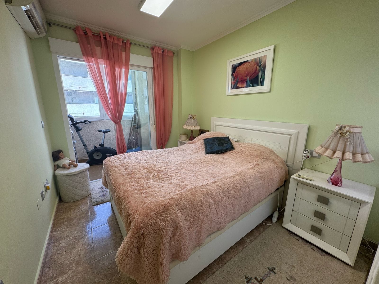 Apartamento en venta de 3 dormitorios y 2 baños, con piscina comunitaria.