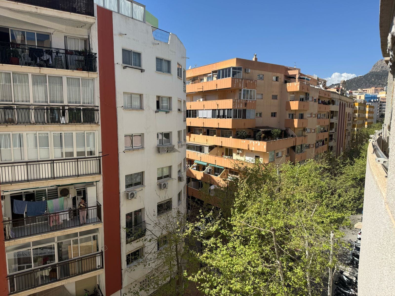 Apartamento en venta de 3 dormitorios y 2 baños, con piscina comunitaria.
