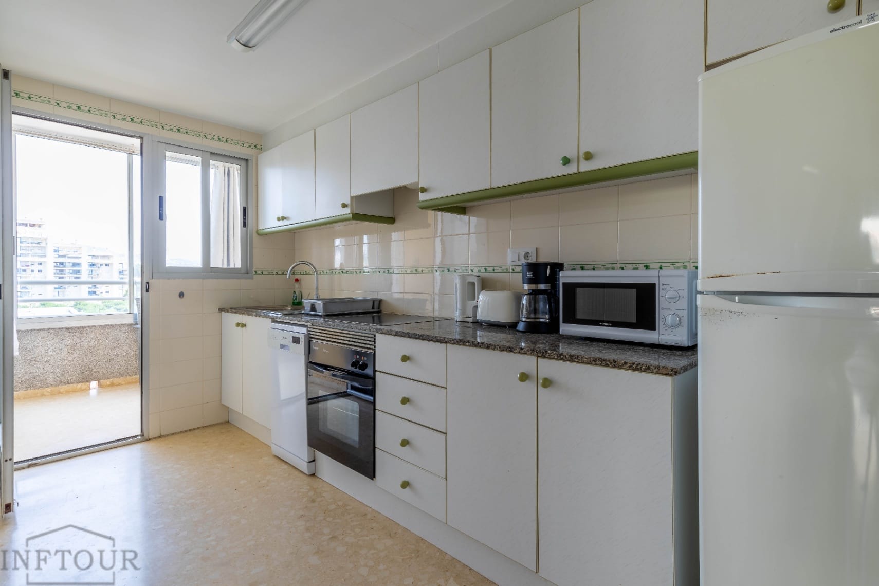 Apartamento con vistas al mar y la montaña en zona céntrica y tranquila de Calpe, con 2 dormitorios y piscina