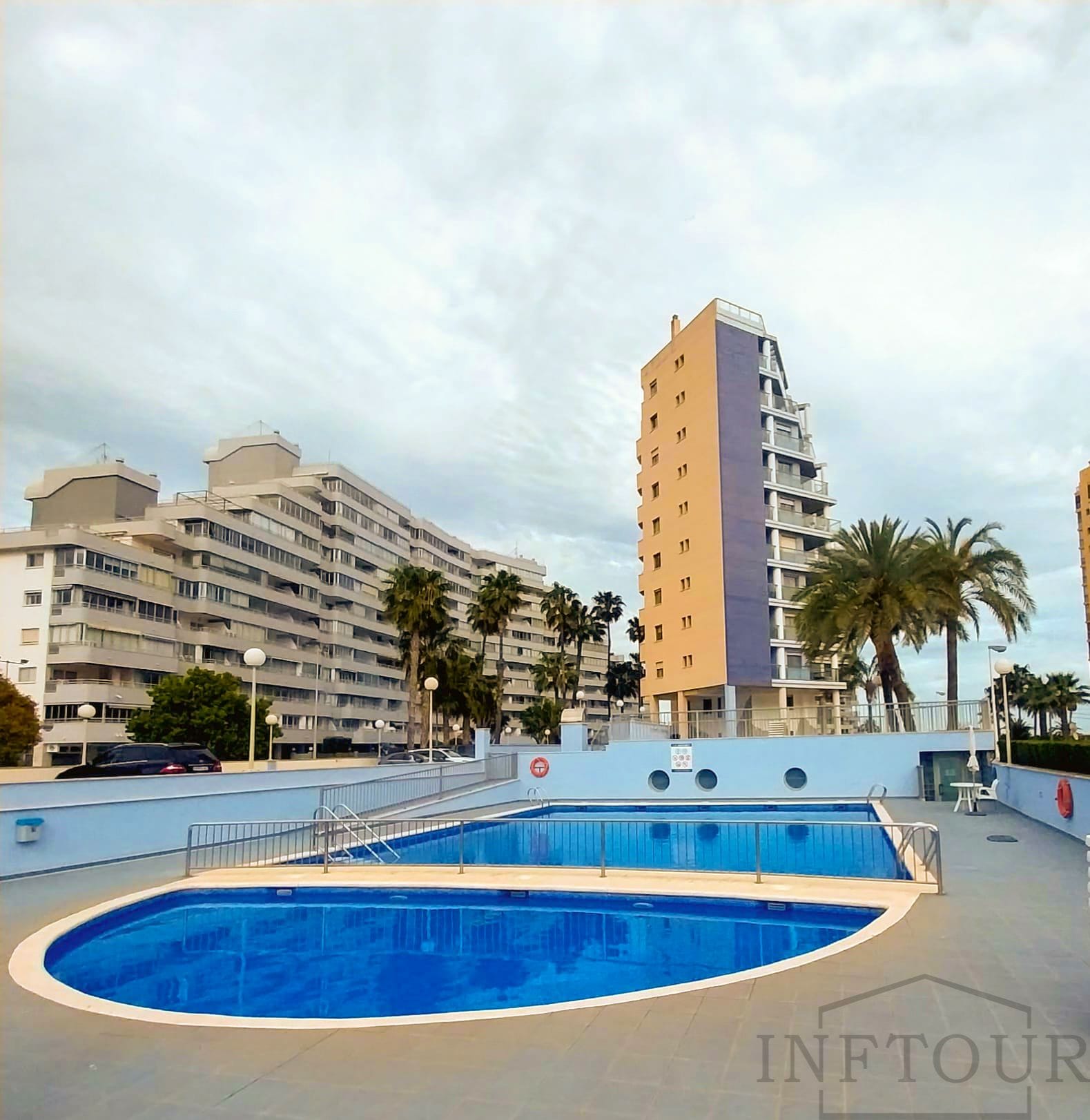 Apartamento en primera línea con 2 dormitorios y vistas al mar en Calpe