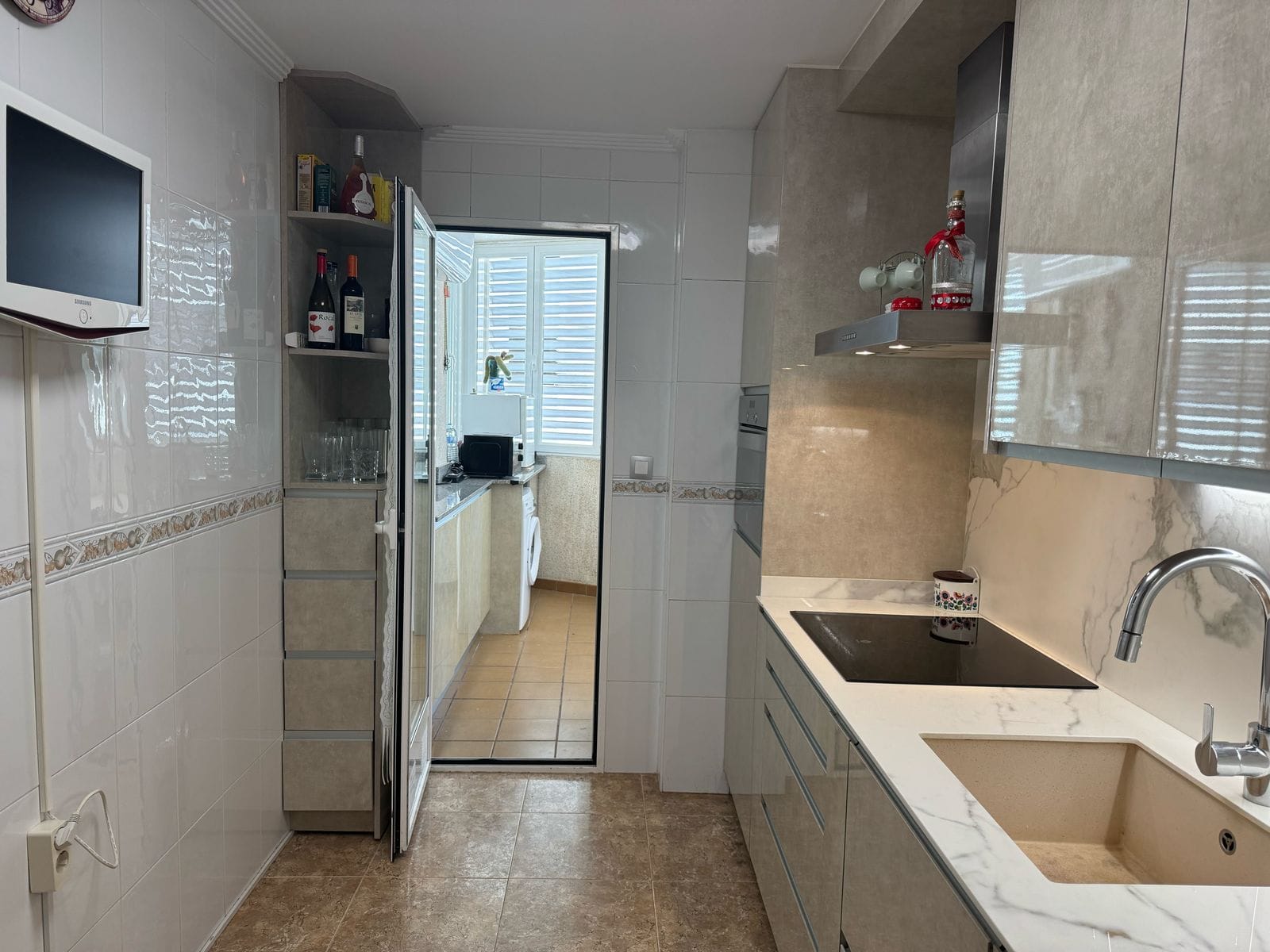 Apartamento en venta de 3 dormitorios y 2 baños, con piscina comunitaria.