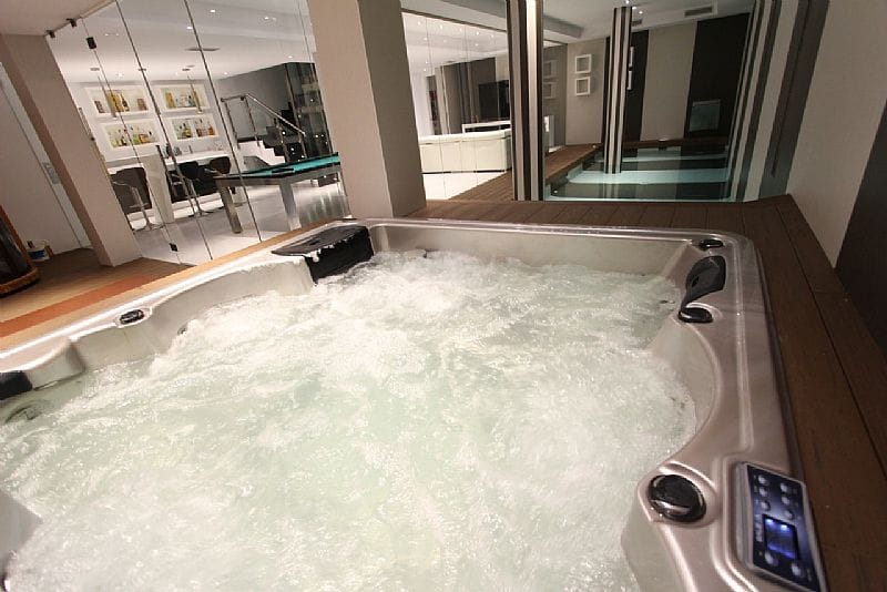 ESPECTACULAR VILLA DE SUPER LUJO CON 4 HABITACIONES, PISCINA, JACUZZI, BAR, BILLAR, HOME CINEMA, SAUNA Y MAS