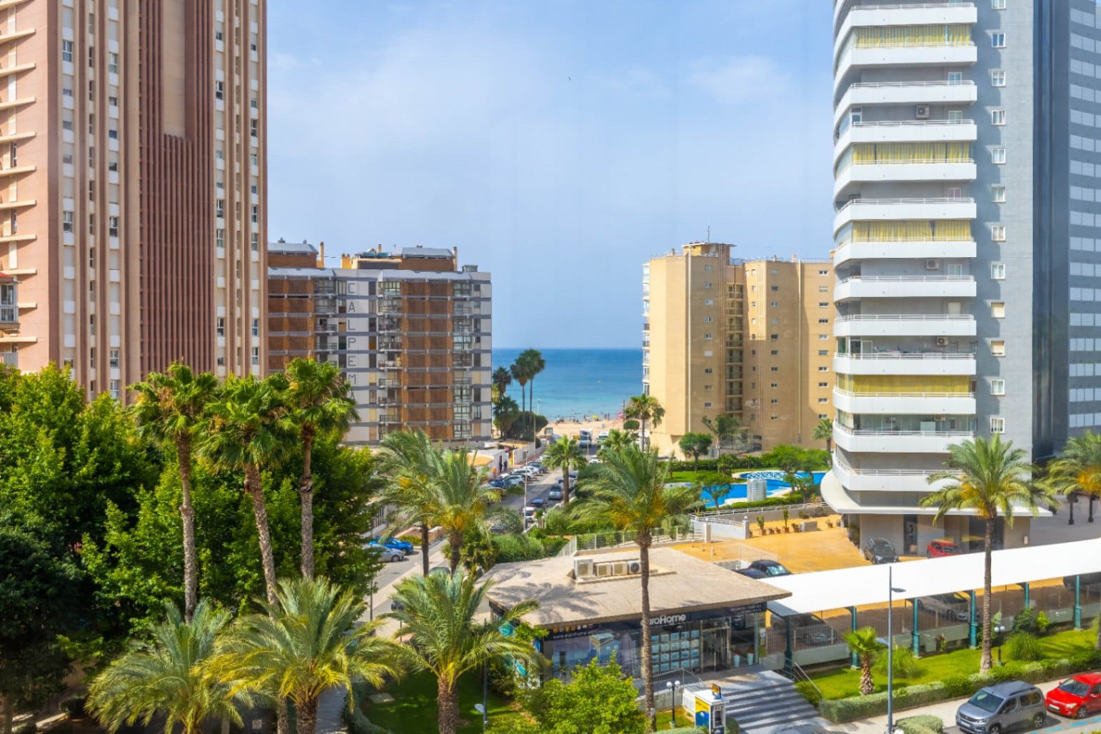 Apartamento con vistas al mar y la montaña en zona céntrica y tranquila de Calpe, con 2 dormitorios y piscina