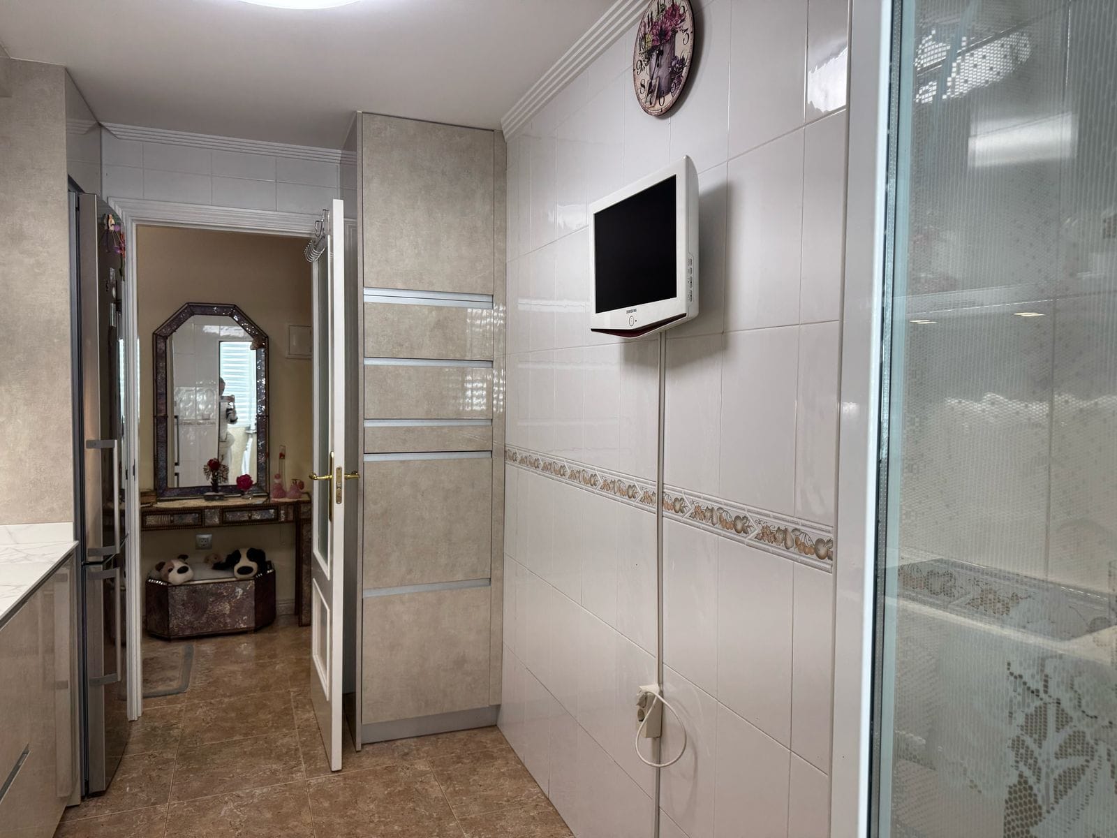 Apartamento en venta de 3 dormitorios y 2 baños, con piscina comunitaria.