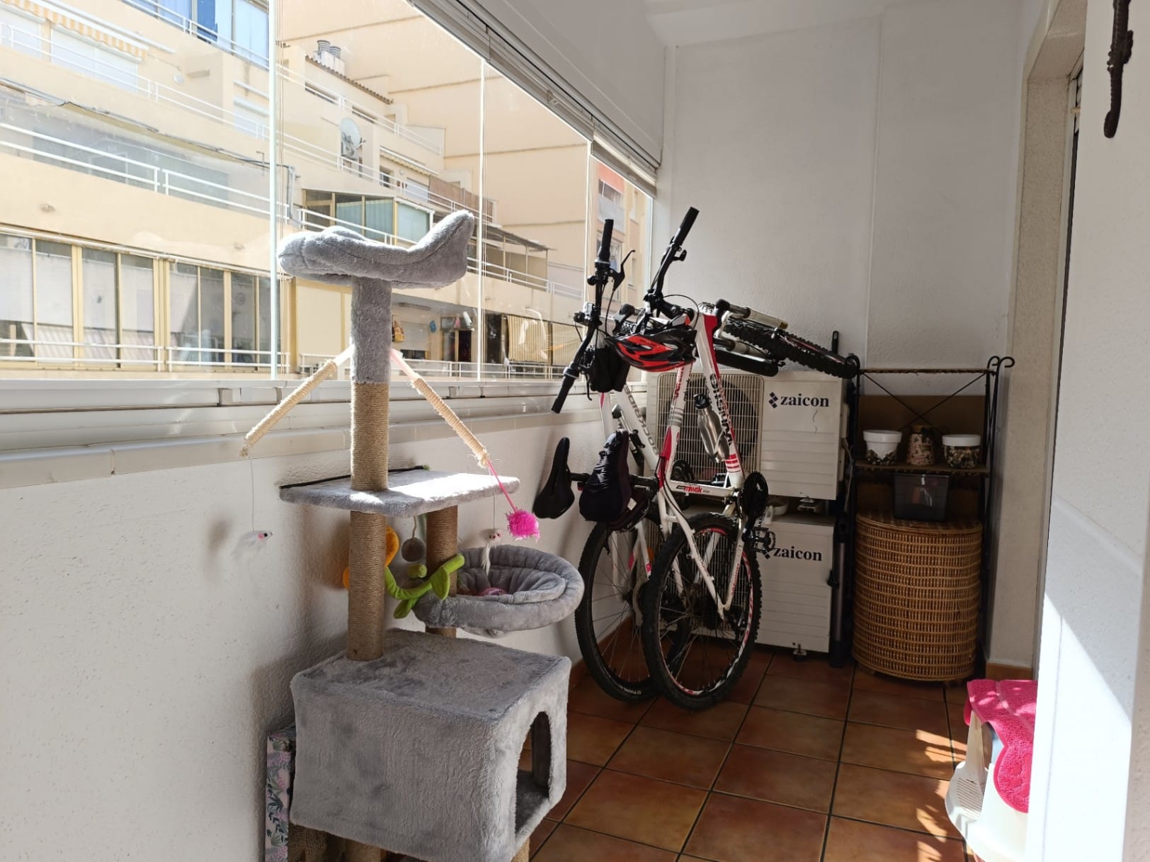 Amplio apartamento de 2 dormitorios y piscina en centro de Calpe