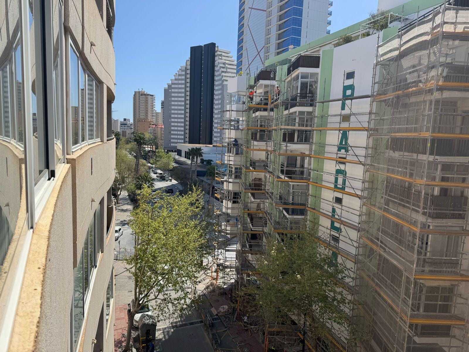 Apartamento en venta de 3 dormitorios y 2 baños, con piscina comunitaria.