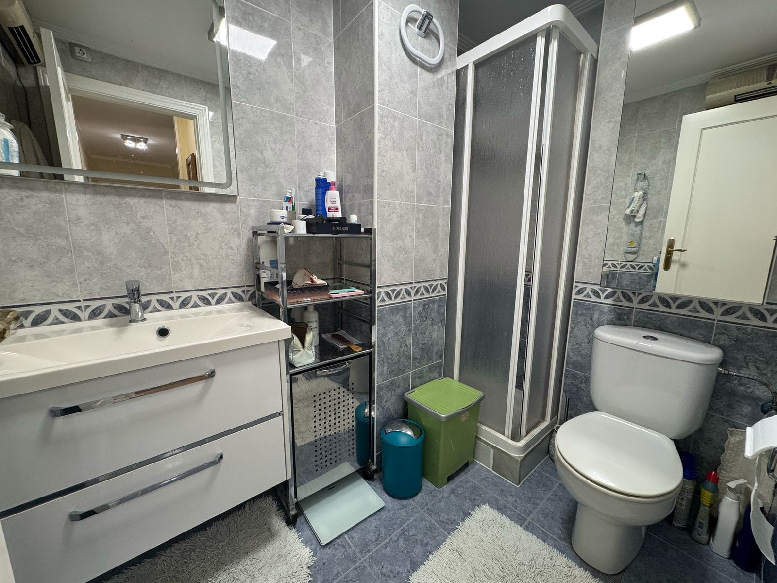 Apartamento en venta de 3 dormitorios y 2 baños, con piscina comunitaria.