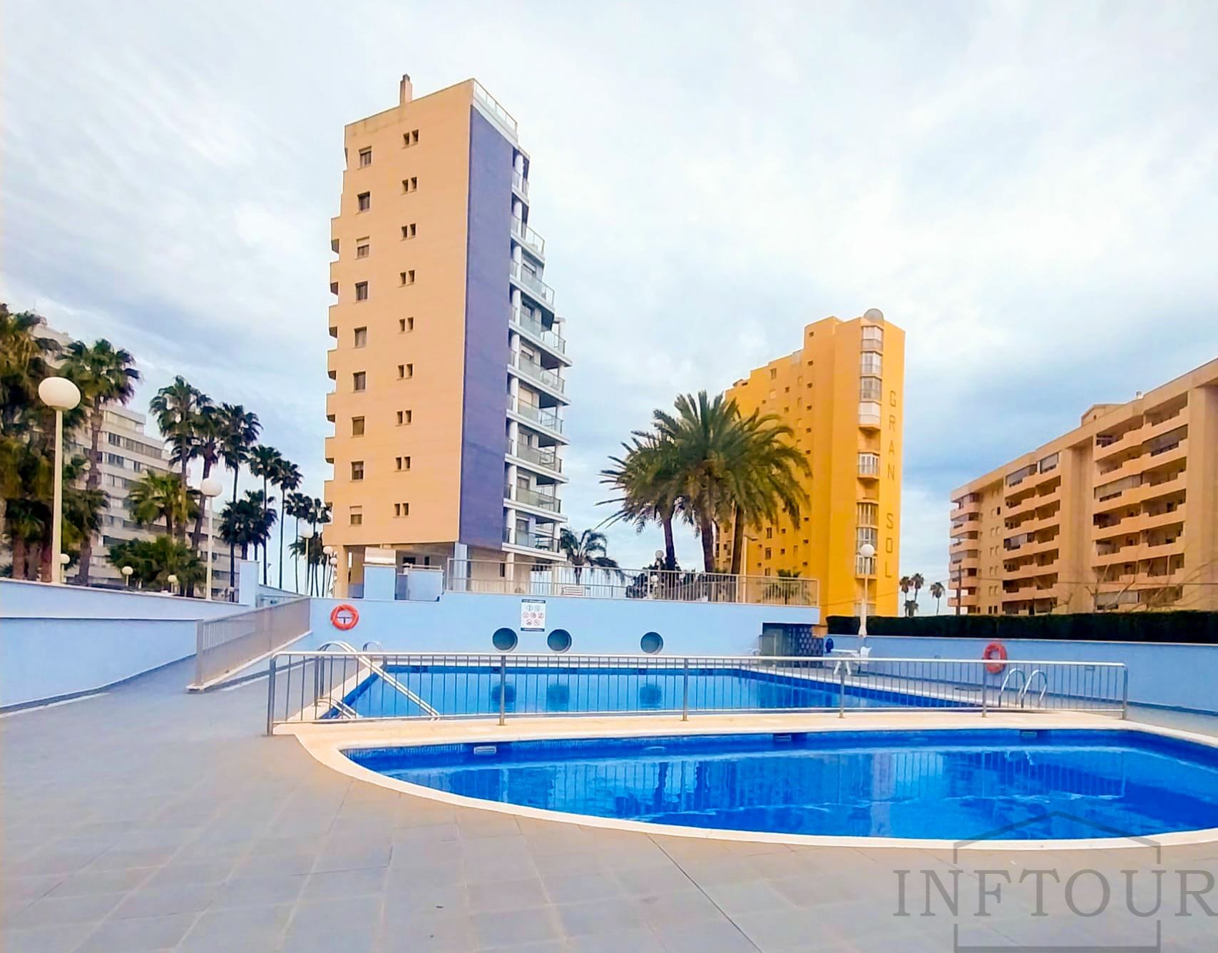 Apartamento en primera línea con 2 dormitorios y vistas al mar en Calpe