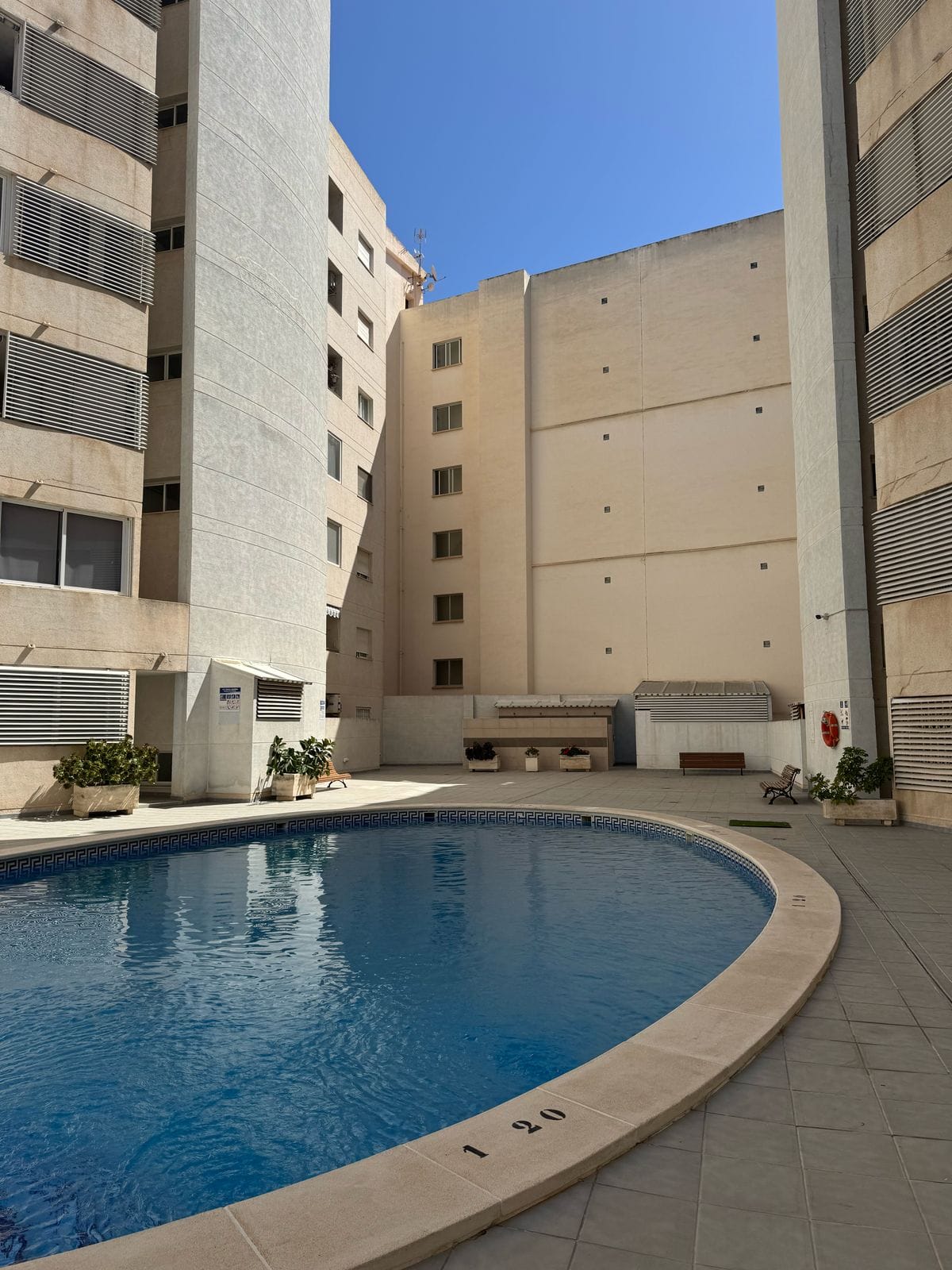 Apartamento en venta de 3 dormitorios y 2 baños, con piscina comunitaria.