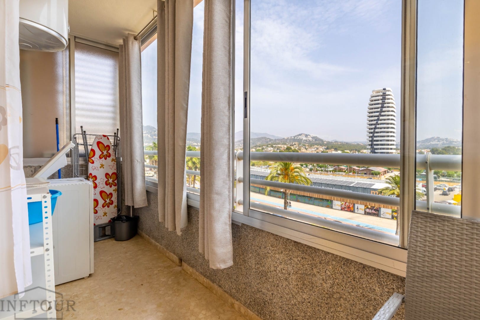 Apartamento con vistas al mar y la montaña en zona céntrica y tranquila de Calpe, con 2 dormitorios y piscina