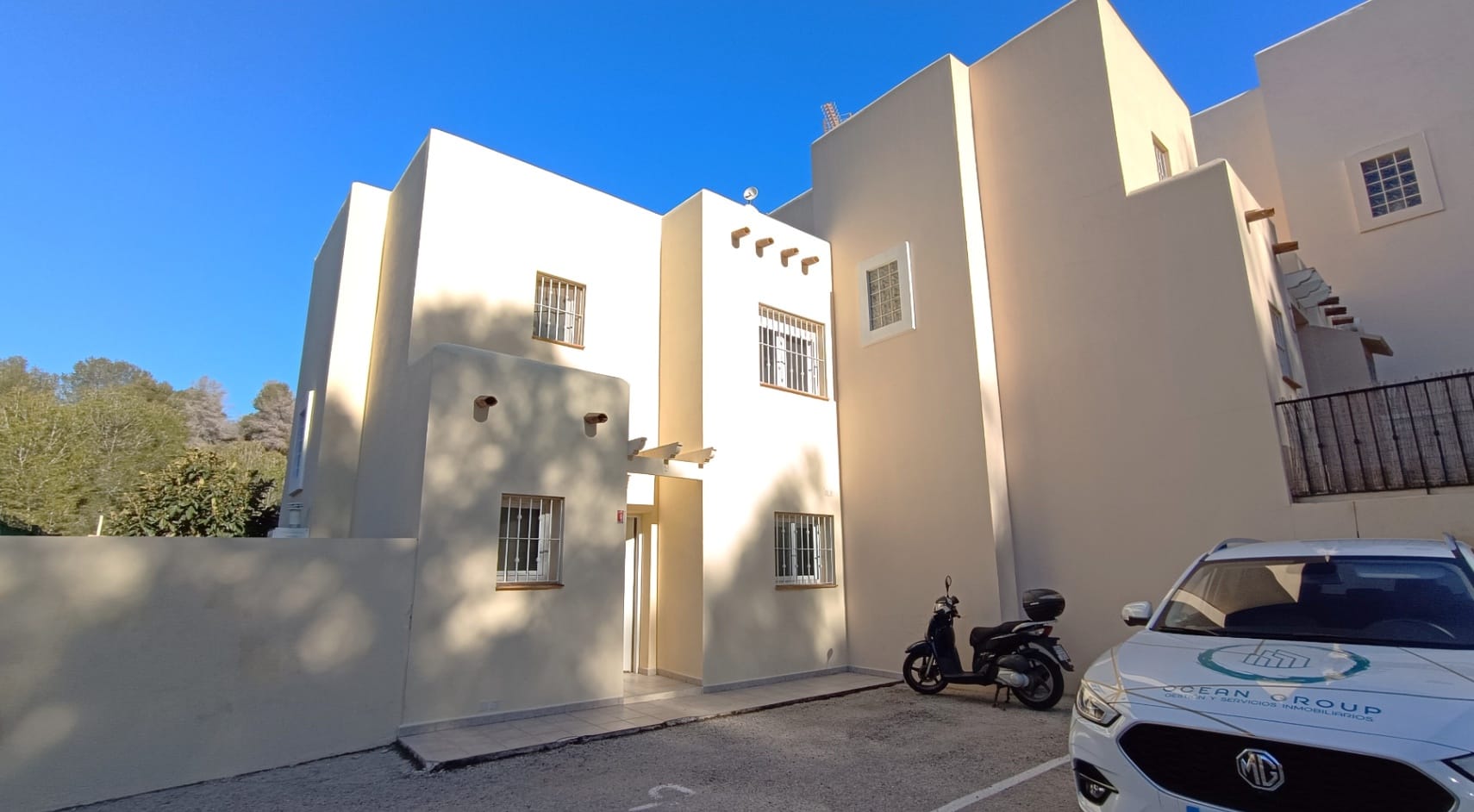 Adosado de 3 dormitorios con jardín, parking y piscina en Calpe
