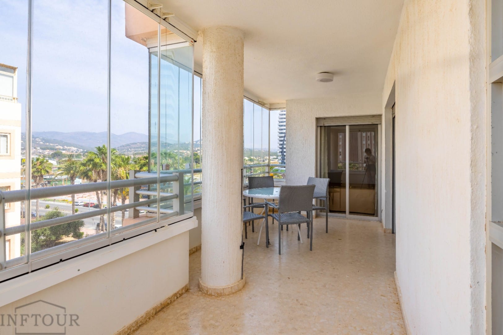 Apartamento con vistas al mar y la montaña en zona céntrica y tranquila de Calpe, con 2 dormitorios y piscina