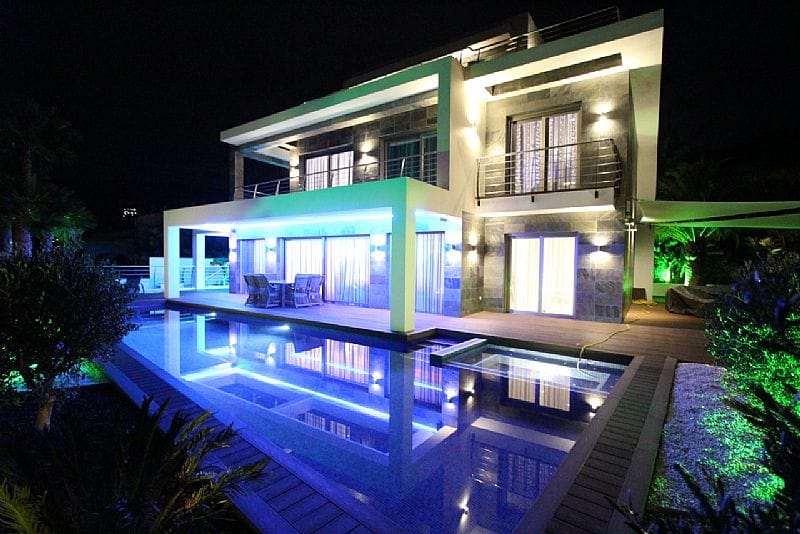 ESPECTACULAR VILLA DE SUPER LUJO CON 4 HABITACIONES, PISCINA, JACUZZI, BAR, BILLAR, HOME CINEMA, SAUNA Y MAS