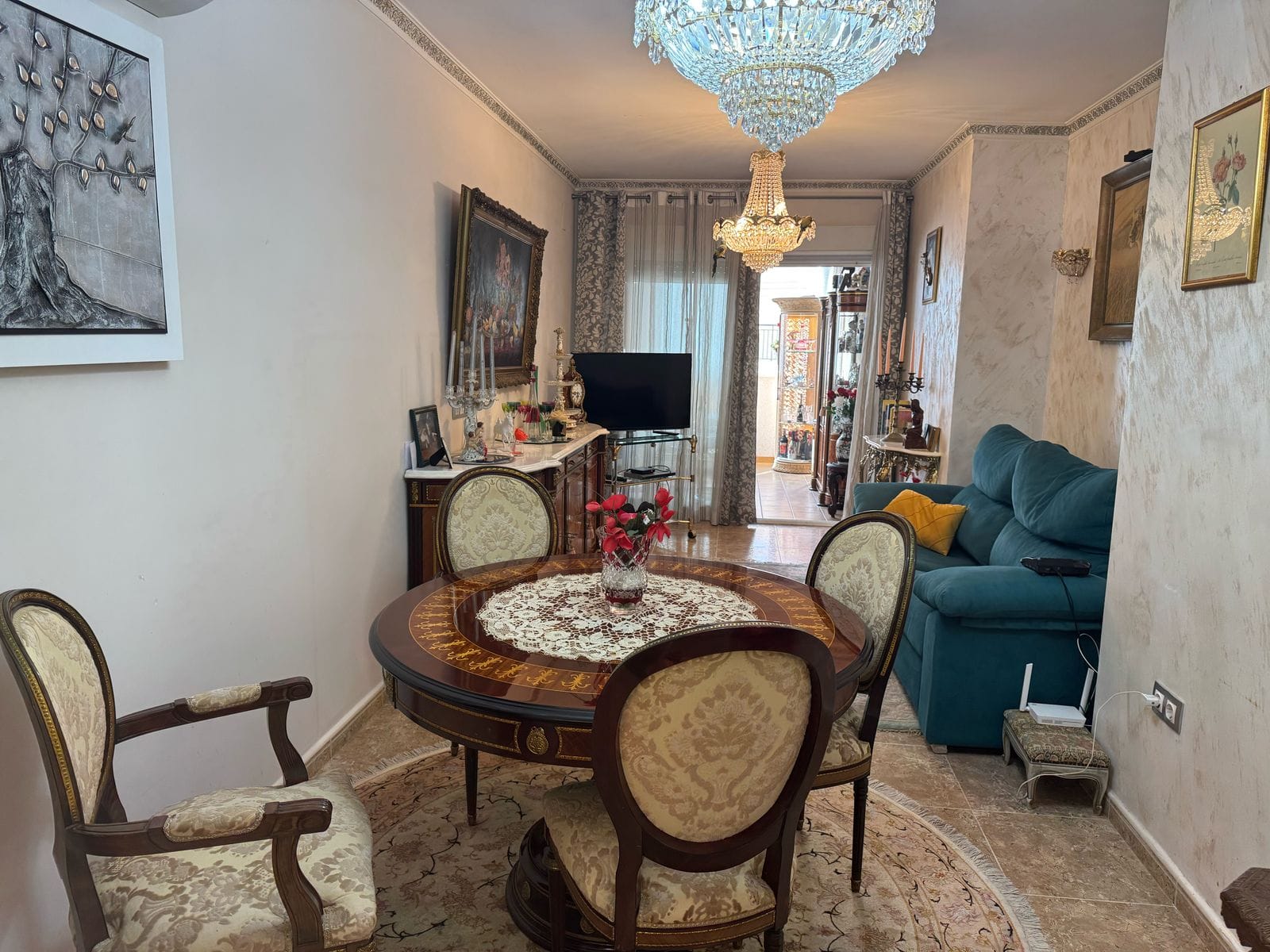 Apartamento en venta de 3 dormitorios y 2 baños, con piscina comunitaria.