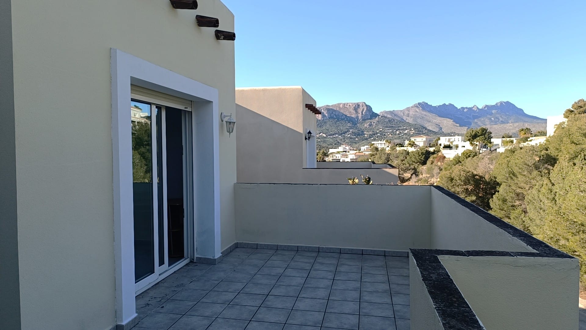Adosado de 3 dormitorios con jardín, parking y piscina en Calpe