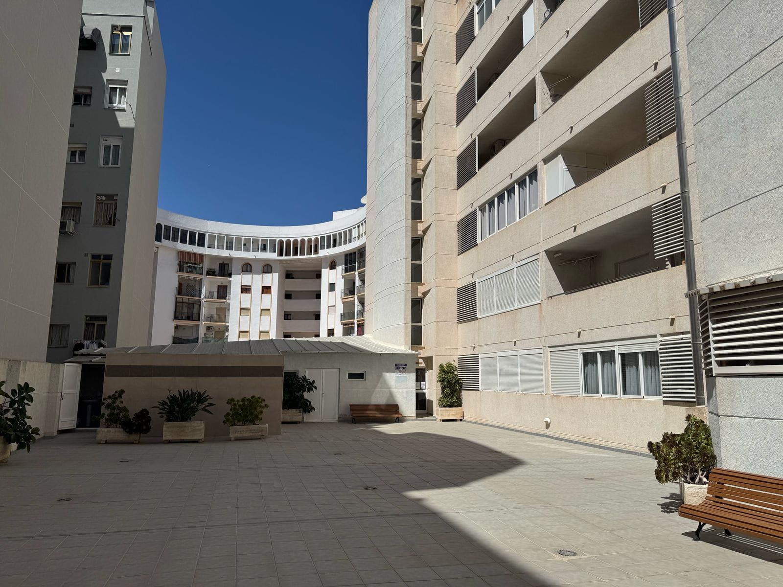 Apartamento en venta de 3 dormitorios y 2 baños, con piscina comunitaria.