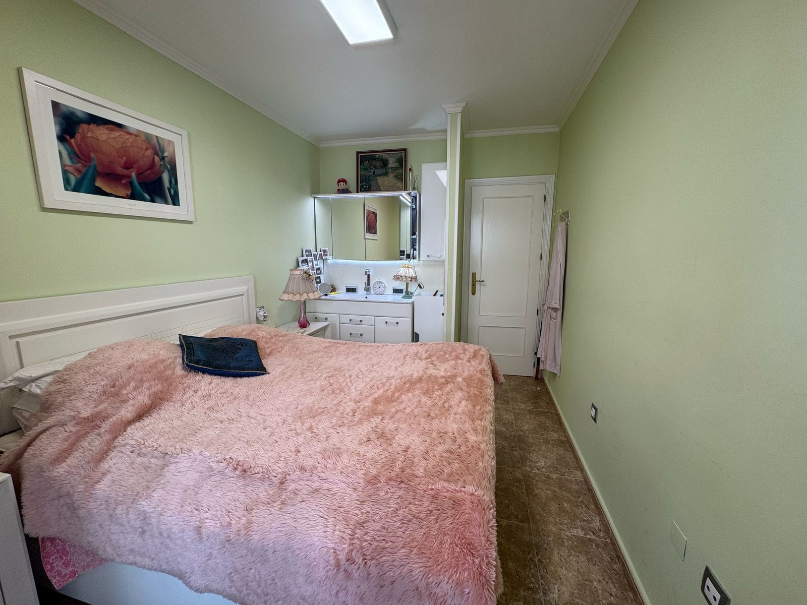 Apartamento en venta de 3 dormitorios y 2 baños, con piscina comunitaria.