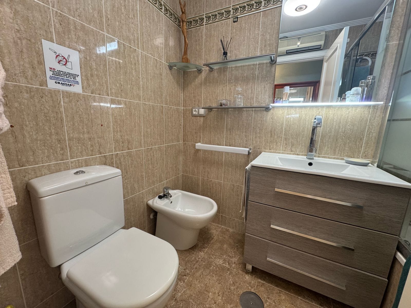 Apartamento en venta de 3 dormitorios y 2 baños, con piscina comunitaria.