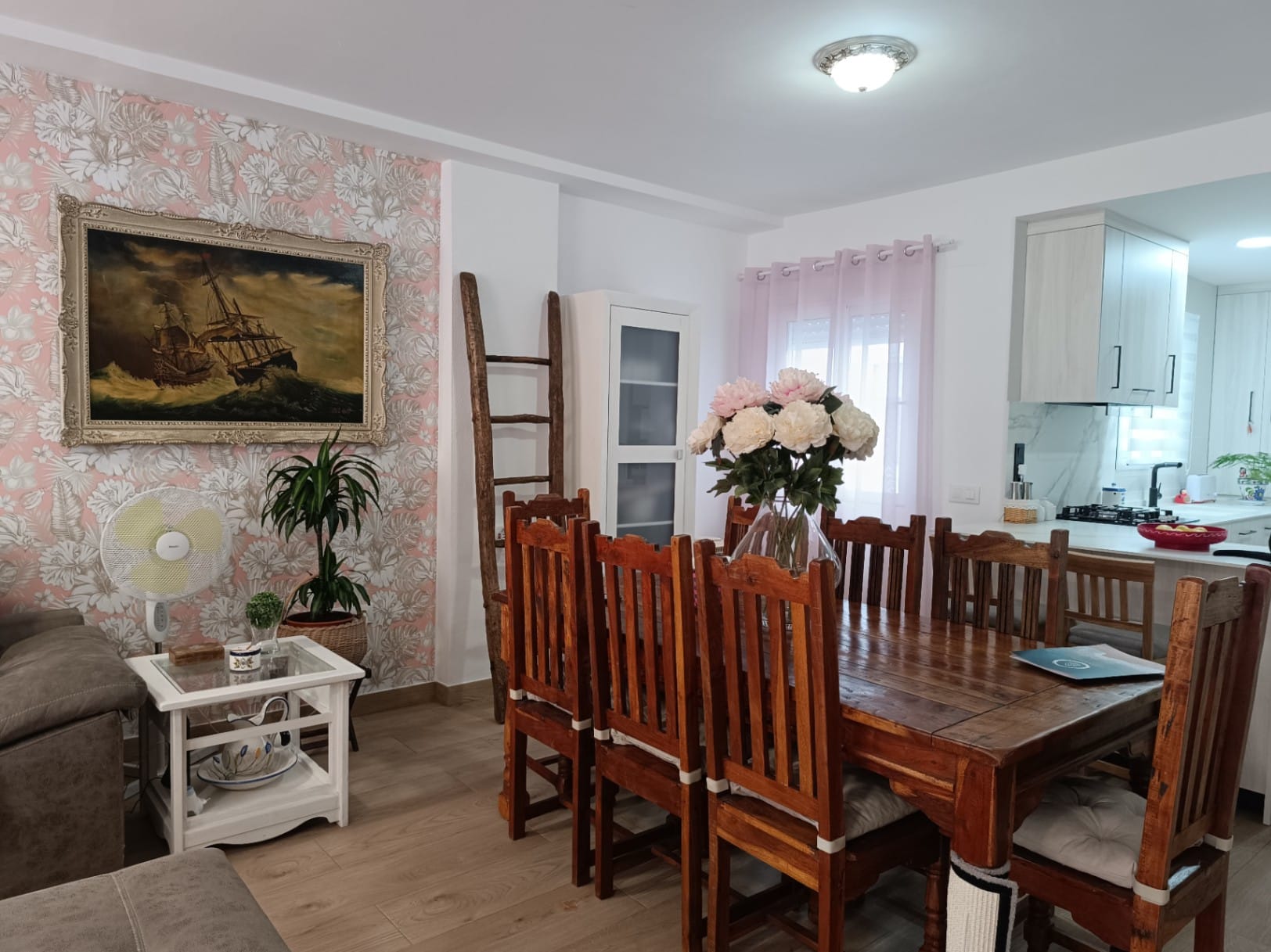 Amplio apartamento de 2 dormitorios y piscina en centro de Calpe