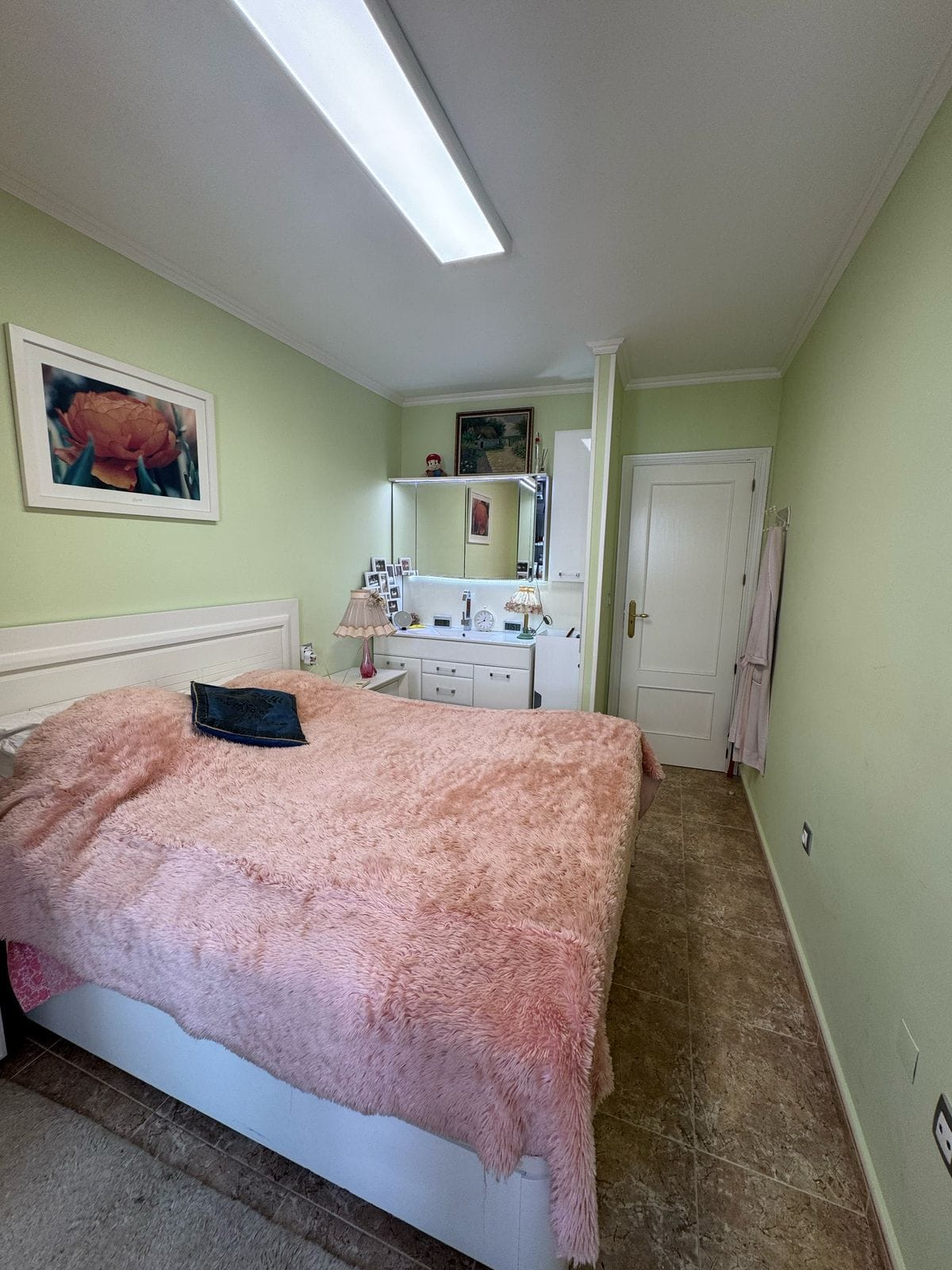 Apartamento en venta de 3 dormitorios y 2 baños, con piscina comunitaria.