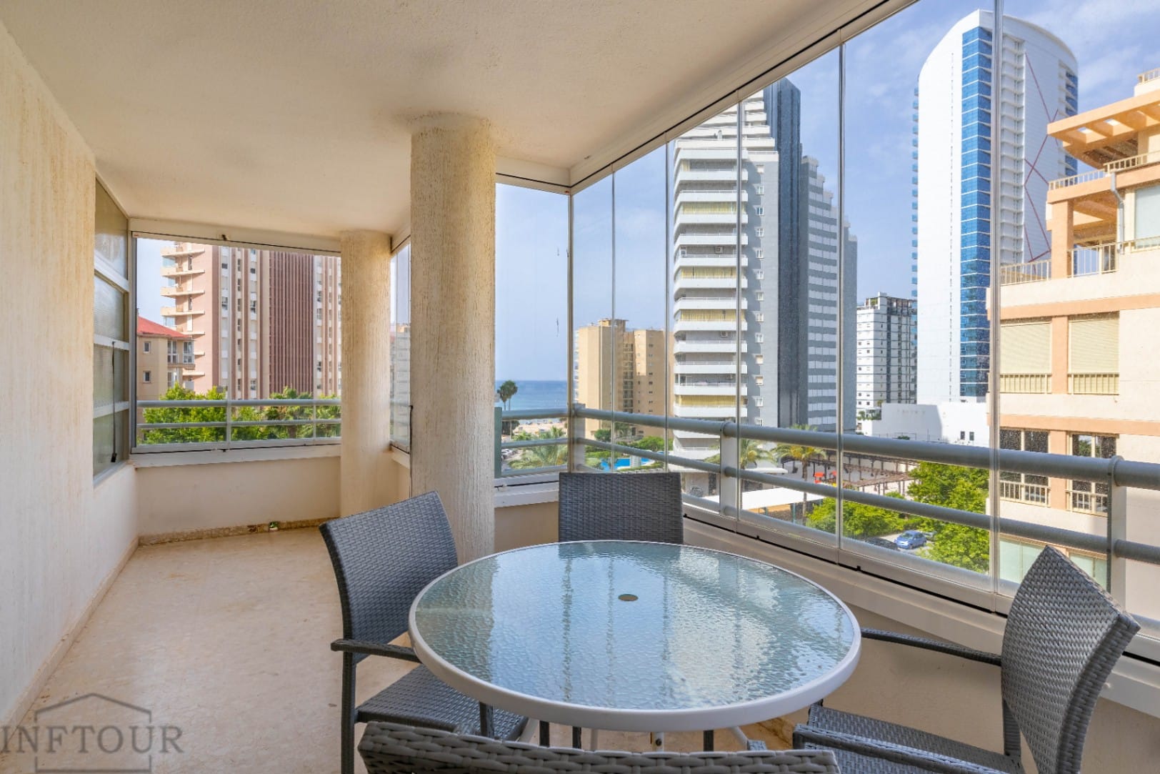 Apartamento con vistas al mar y la montaña en zona céntrica y tranquila de Calpe, con 2 dormitorios y piscina