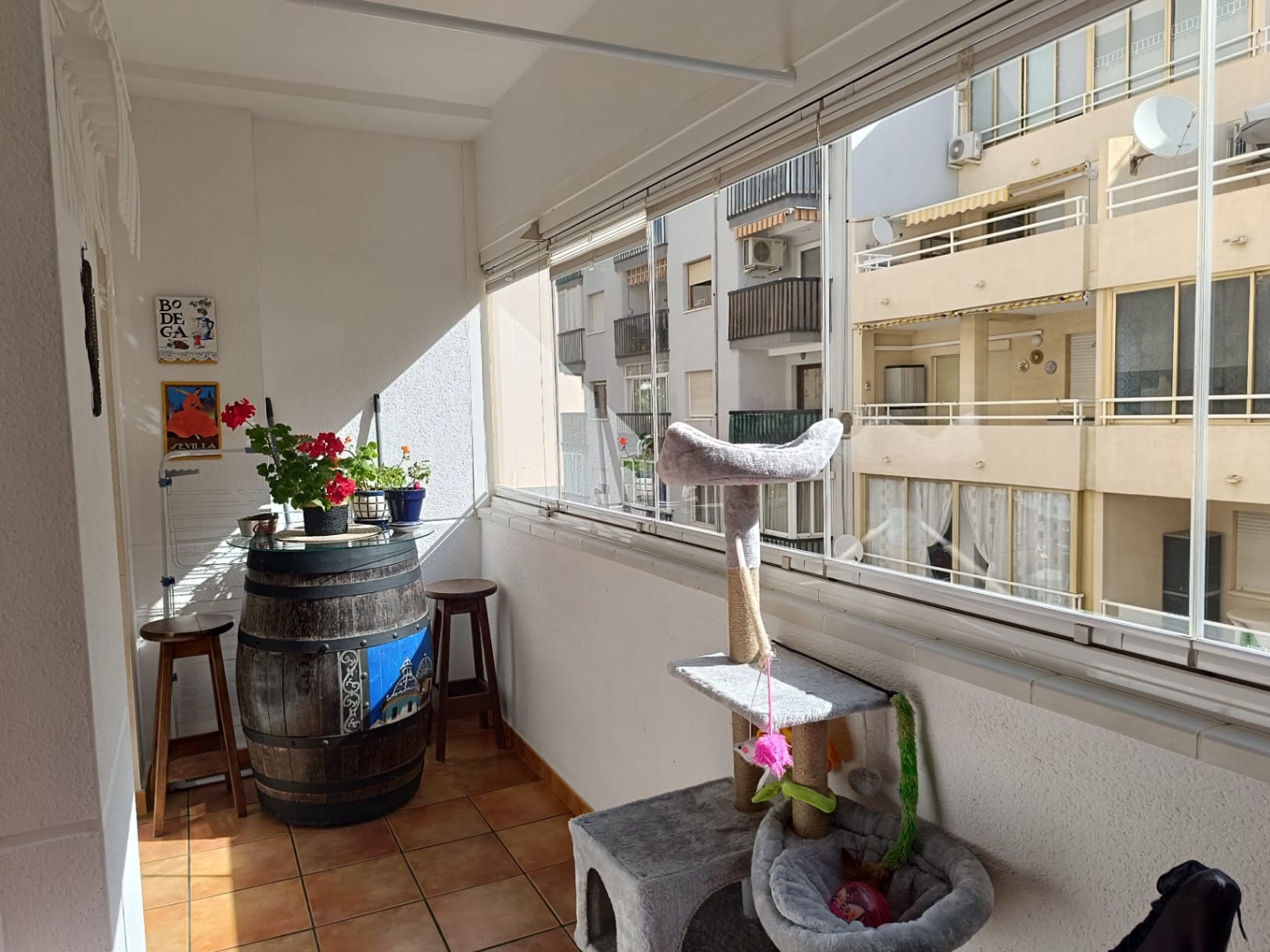 Amplio apartamento de 2 dormitorios y piscina en centro de Calpe