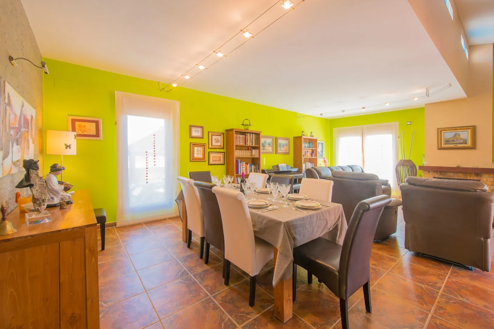 Excepcional villa en venta en Calpe ofrece el equilibrio perfecto entre comodidad y estilo.