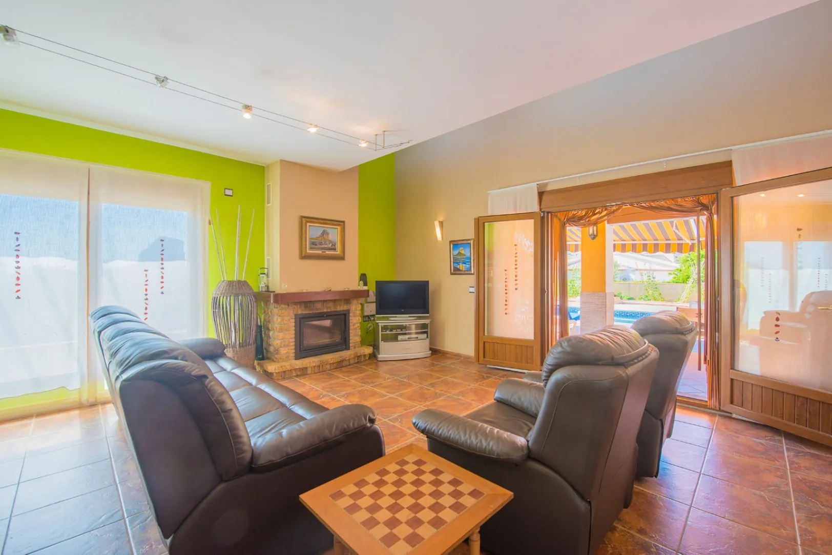 Excepcional villa en venta en Calpe ofrece el equilibrio perfecto entre comodidad y estilo.