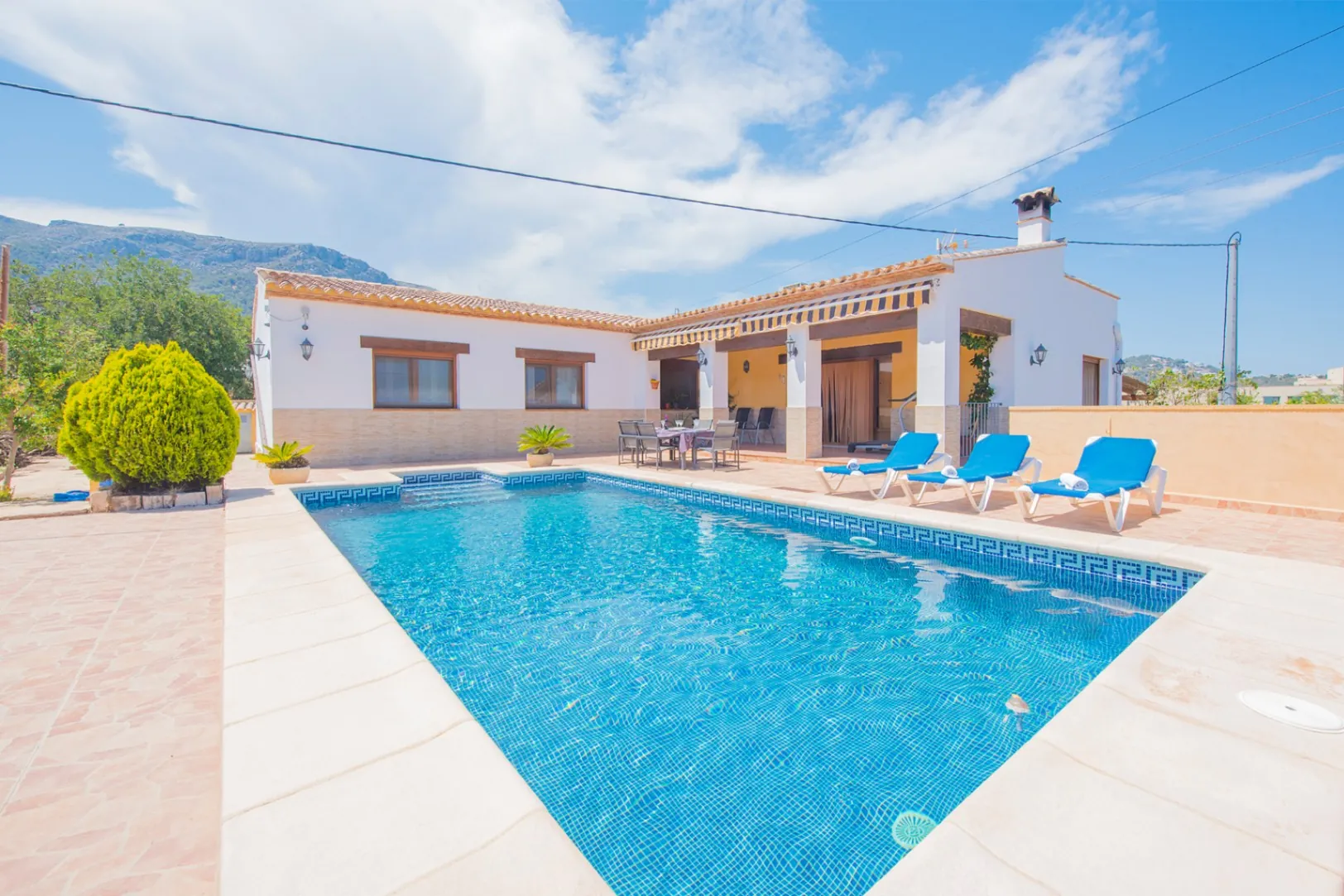 Excepcional villa en venta en Calpe ofrece el equilibrio perfecto entre comodidad y estilo.