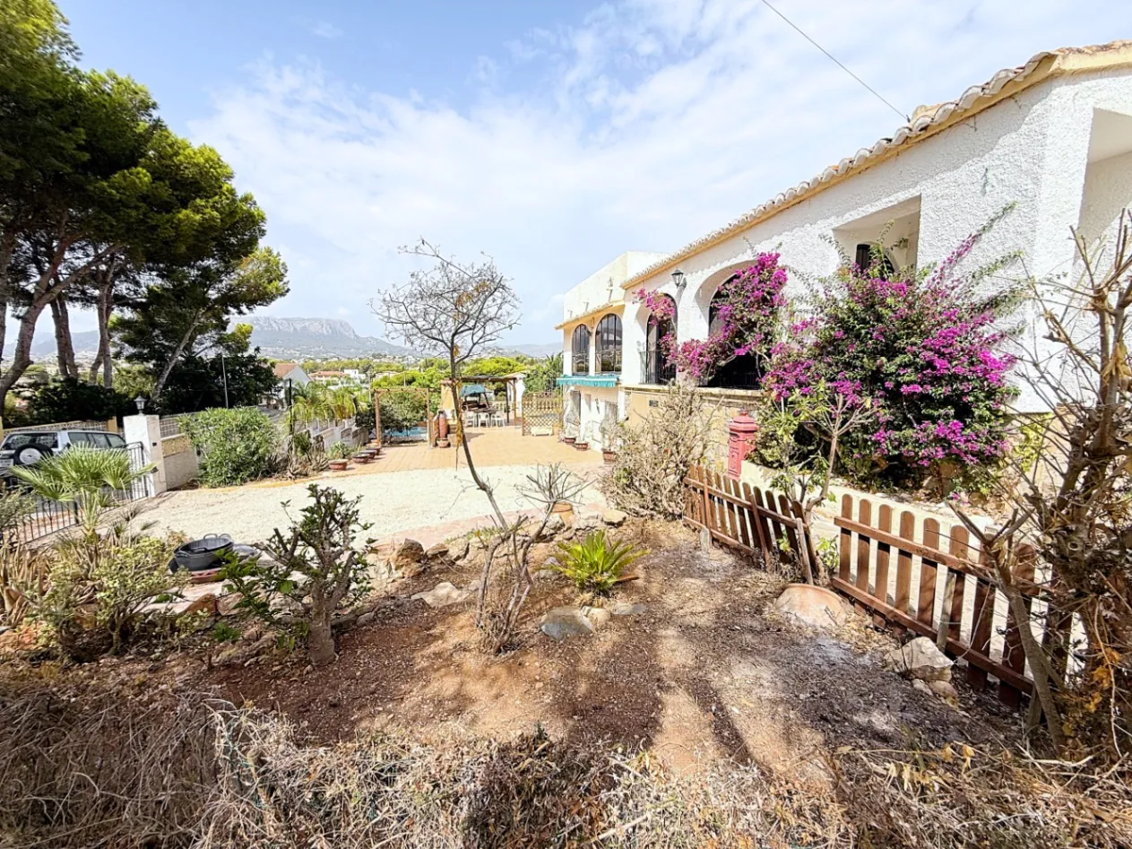 Encantadora Villa en Calpe con Vistas Panorámicas en Zona Residencial Exclusiva