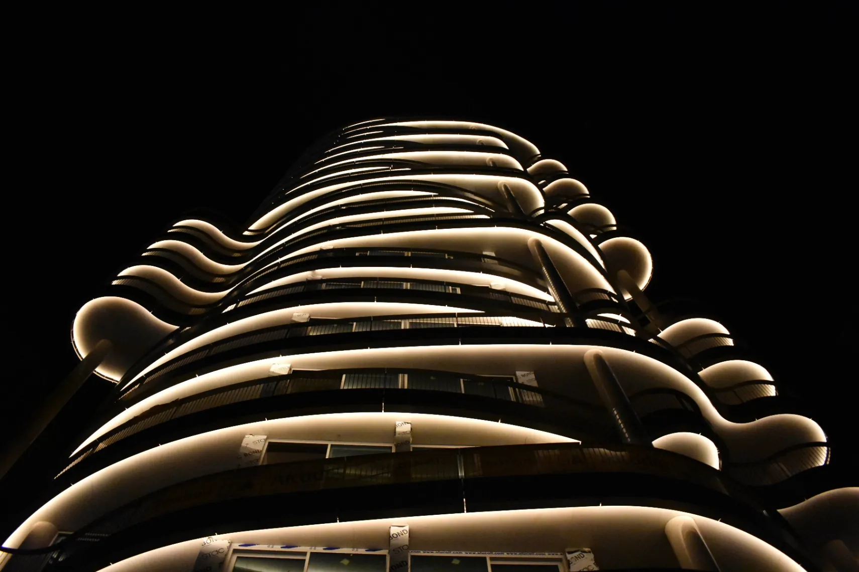 APARTAMENTOS DE LUJO EN PRIMERA LÍNEA