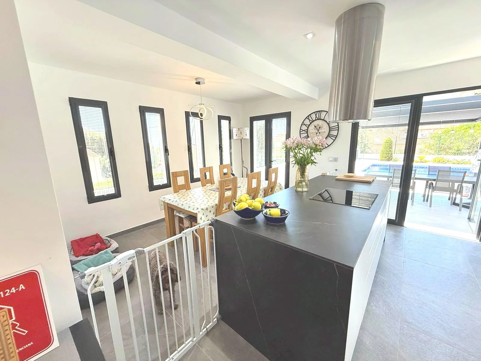 Villa moderna en una sola planta , ideal para vivir todo el año
