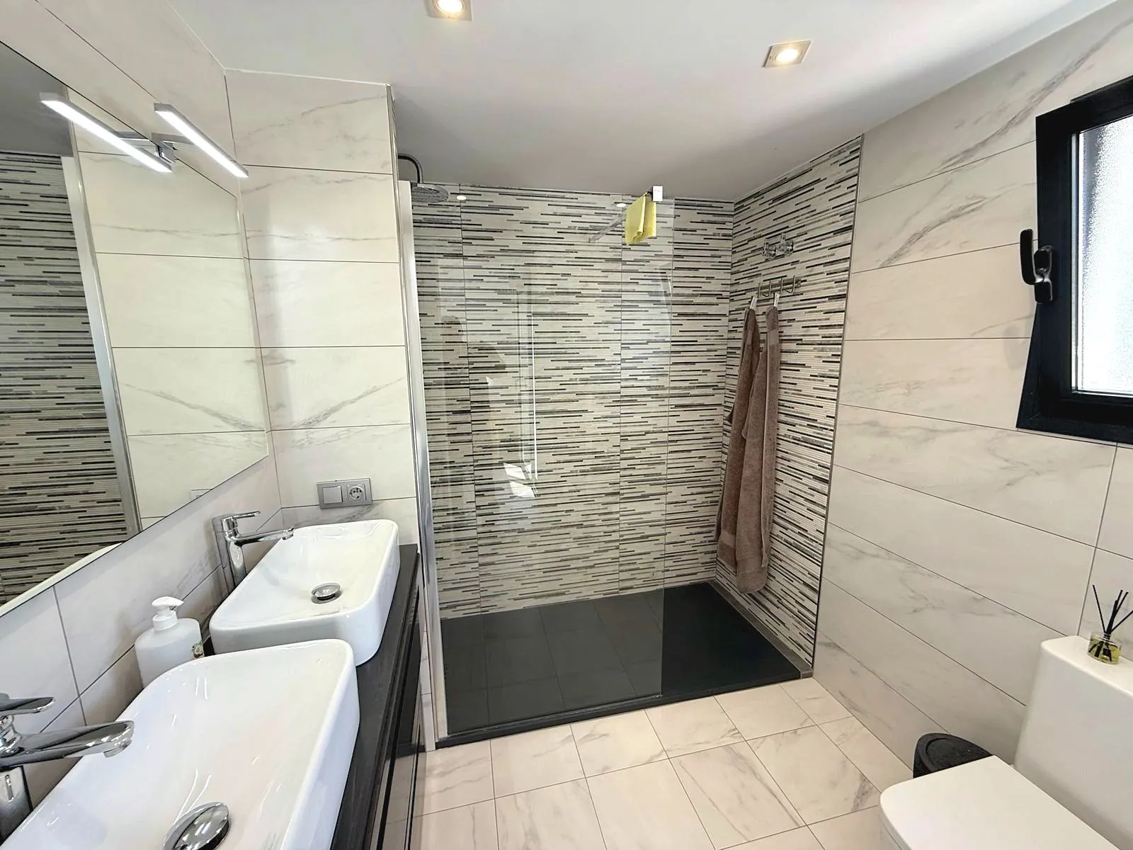 Villa moderna en una sola planta , ideal para vivir todo el año