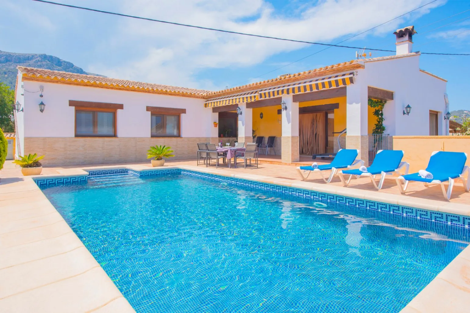 Excepcional villa en venta en Calpe ofrece el equilibrio perfecto entre comodidad y estilo.