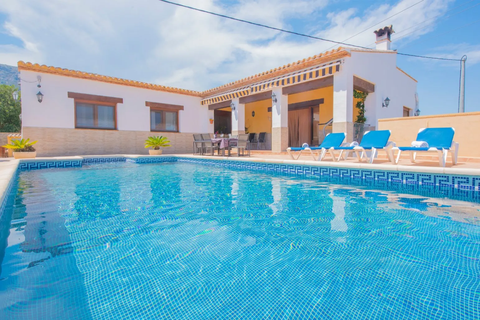 Excepcional villa en venta en Calpe ofrece el equilibrio perfecto entre comodidad y estilo.