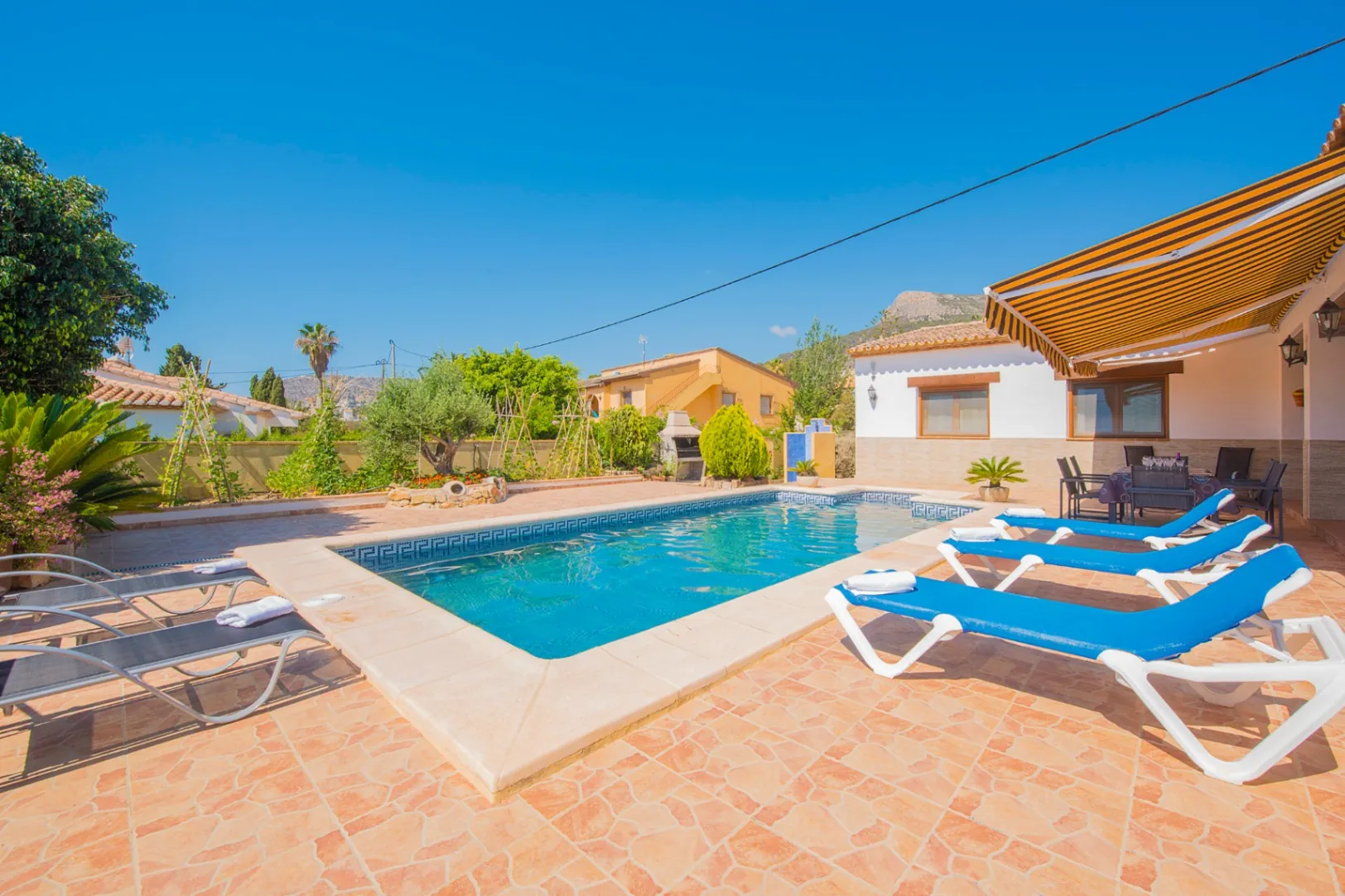 Excepcional villa en venta en Calpe ofrece el equilibrio perfecto entre comodidad y estilo.