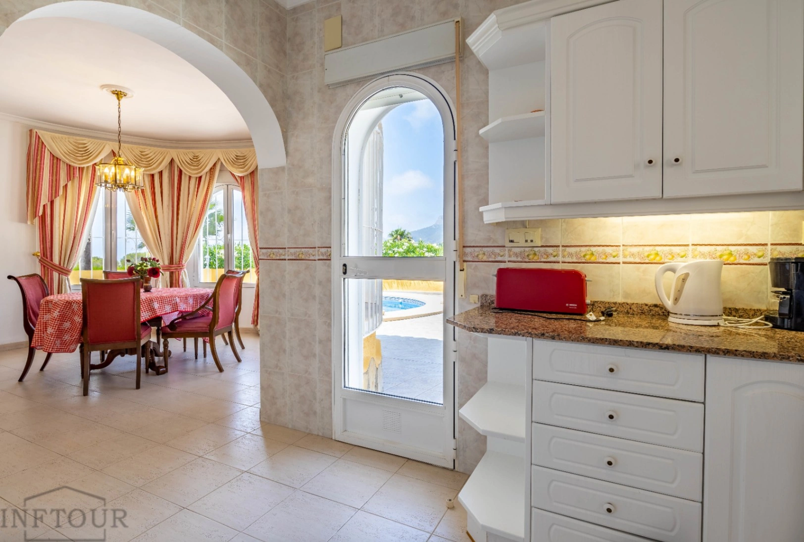 Villa mediterránea con piscina en Calpe – Empedrola