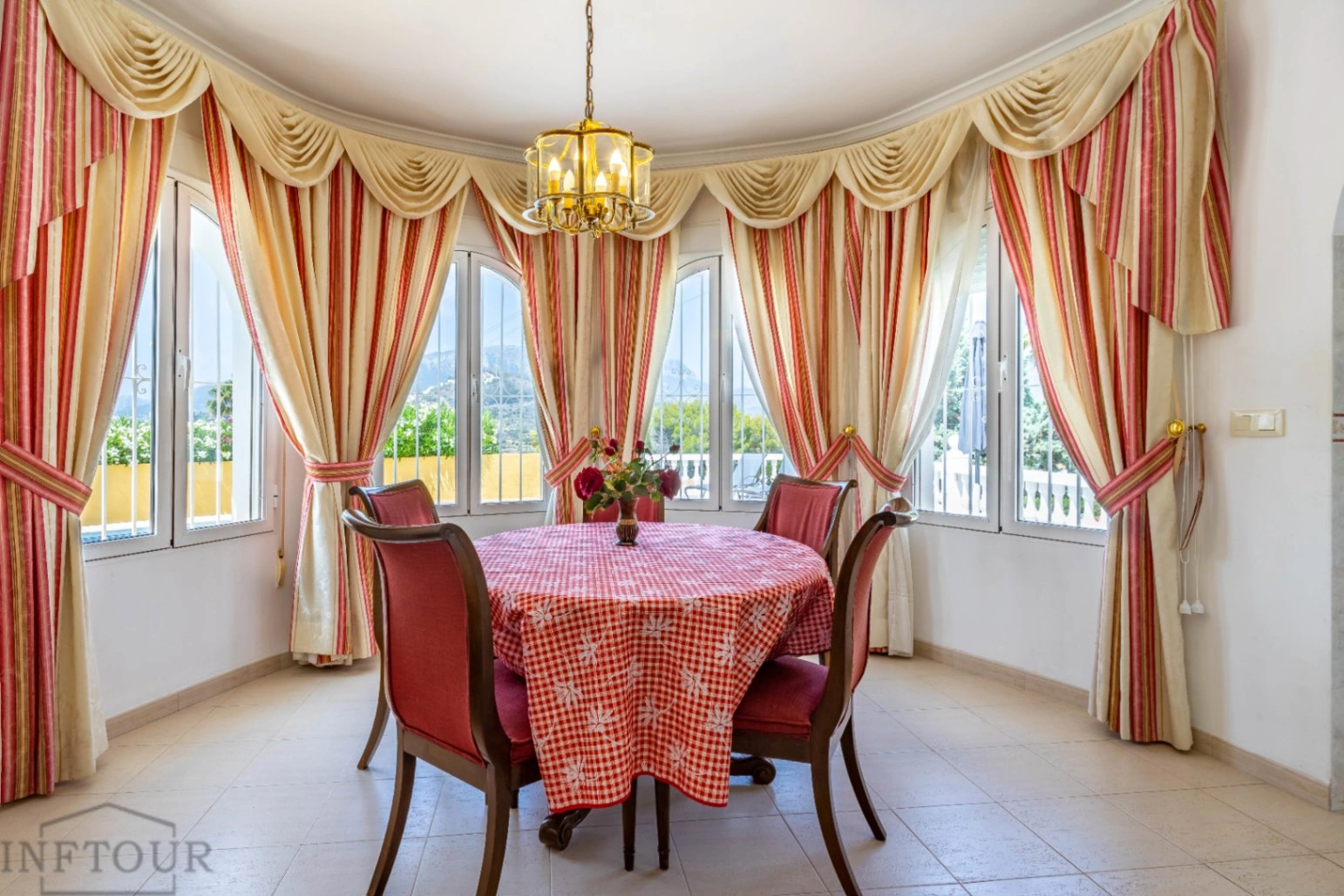 Villa mediterránea con piscina en Calpe – Empedrola