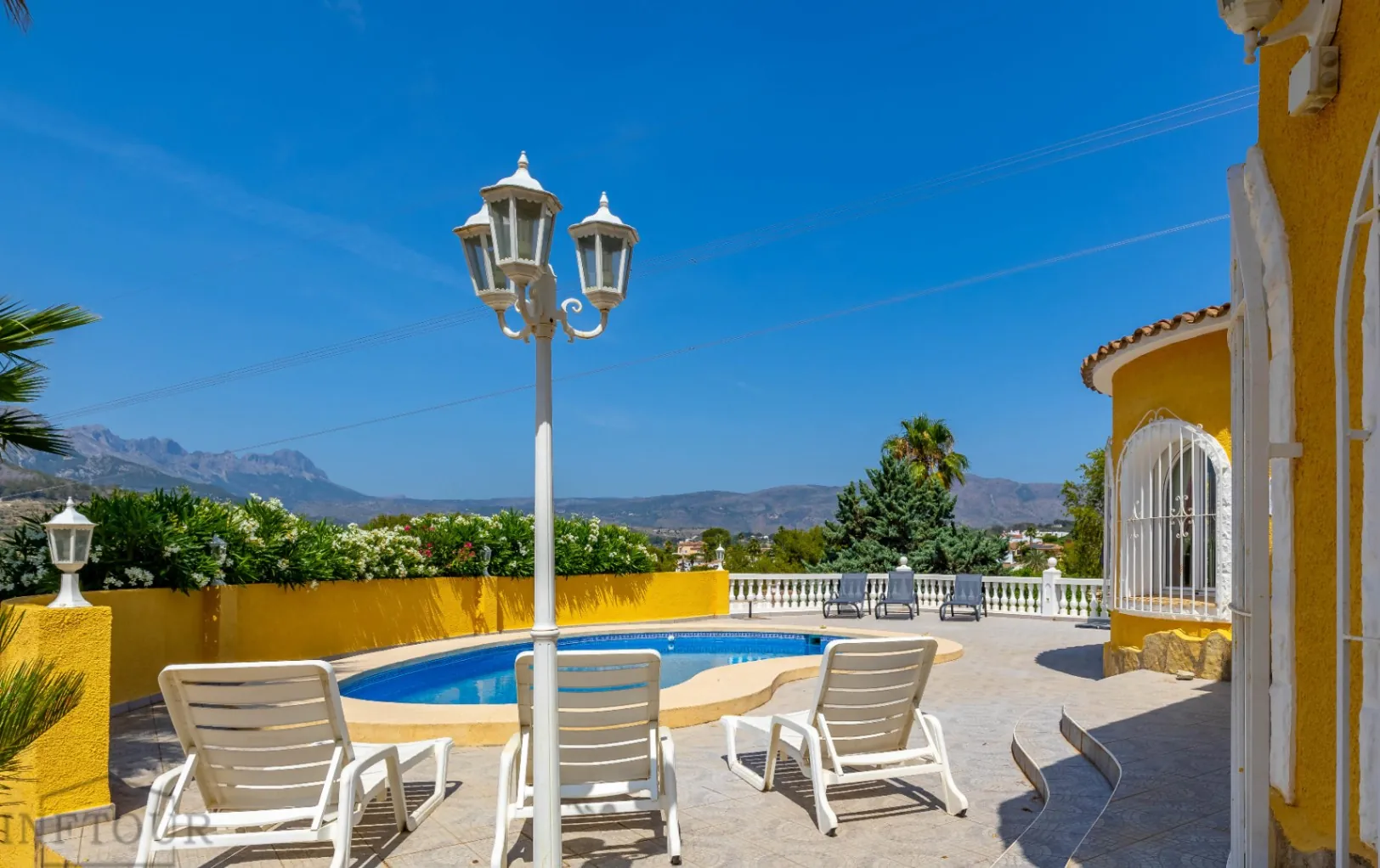 Villa mediterránea con piscina en Calpe – Empedrola