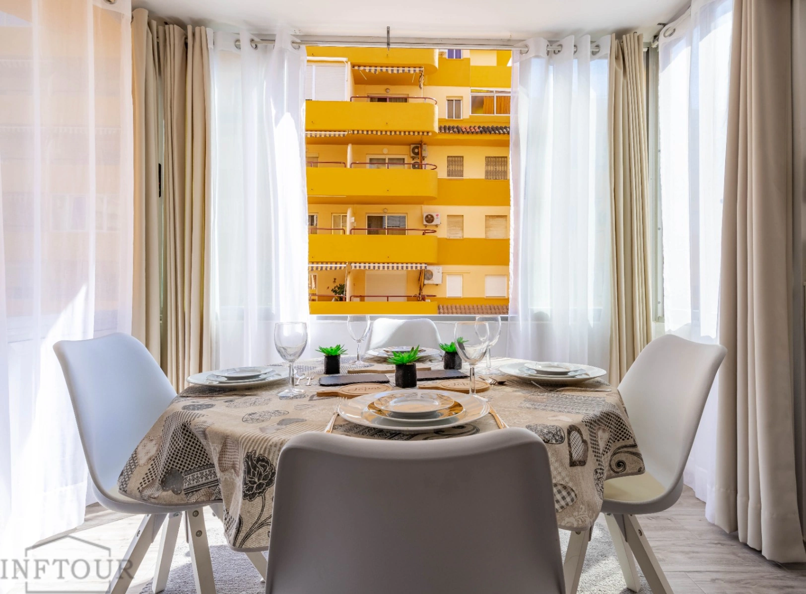 Apartamento de 2 dormitorios y garaje en el centro de Calpe
