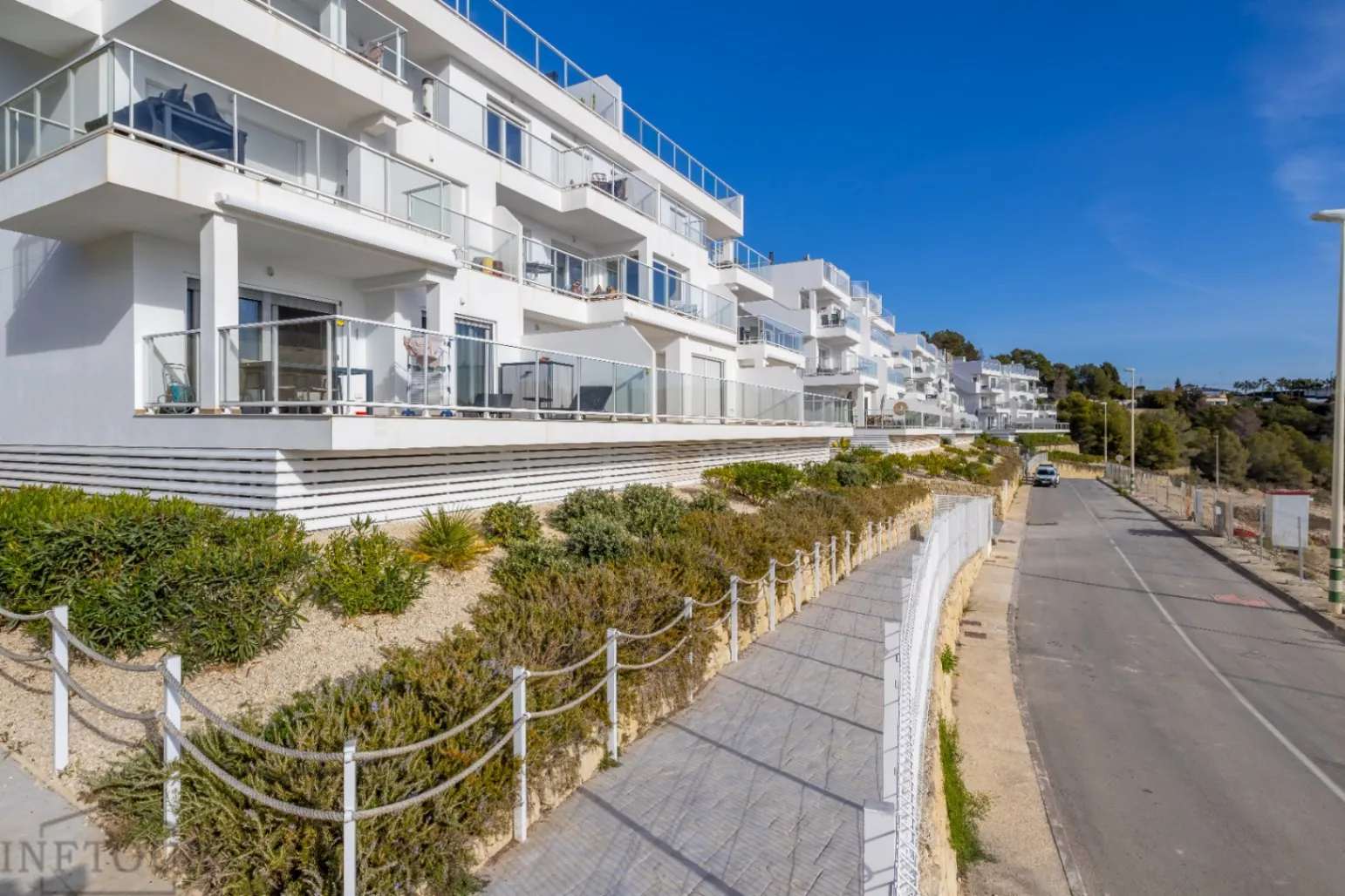 Piso en Calpe con vistas al mar y piscina – 2 dormitorios, terraza y parking