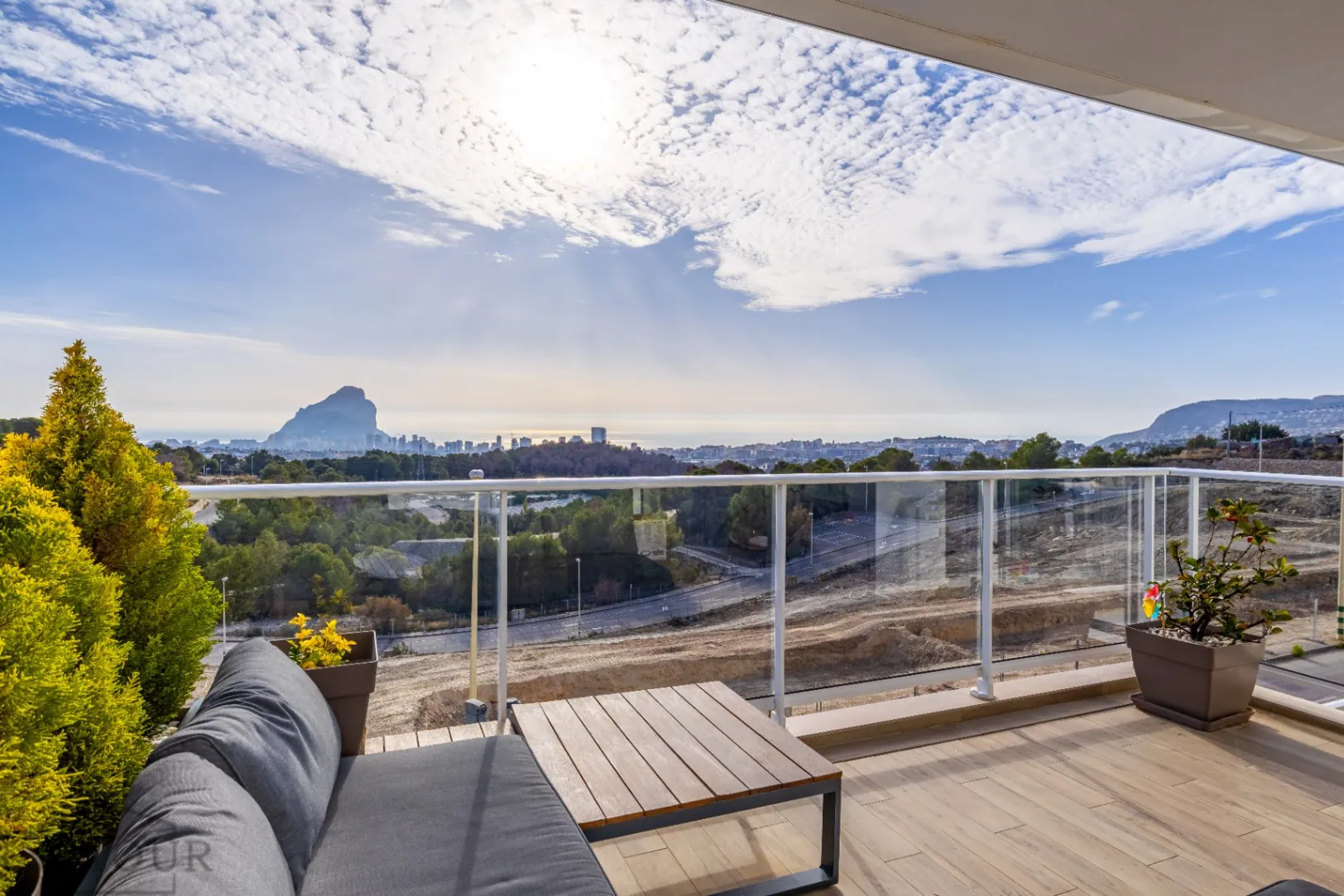 Piso en Calpe con vistas al mar y piscina – 2 dormitorios, terraza y parking