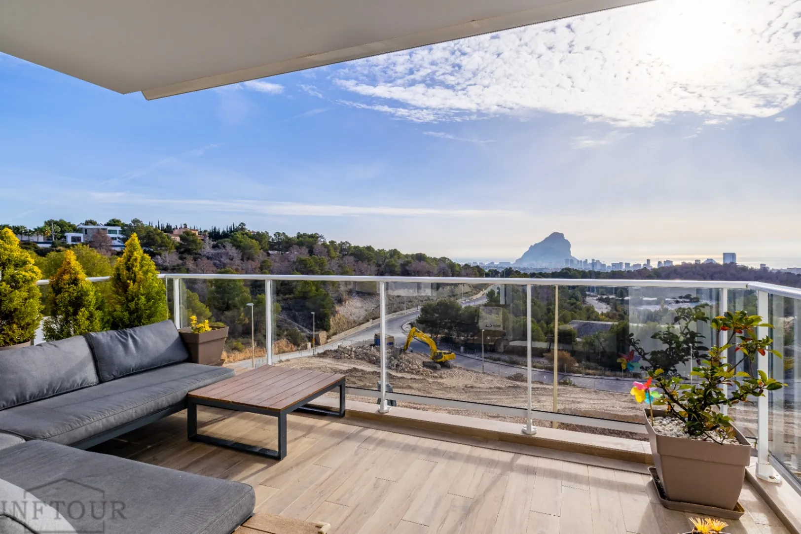 Piso en Calpe con vistas al mar y piscina – 2 dormitorios, terraza y parking