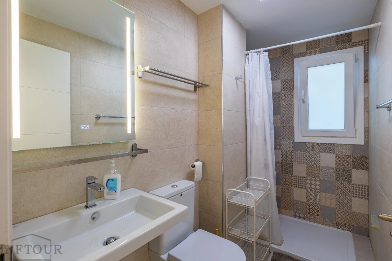 Piso en Calpe con vistas al mar y piscina – 2 dormitorios, terraza y parking