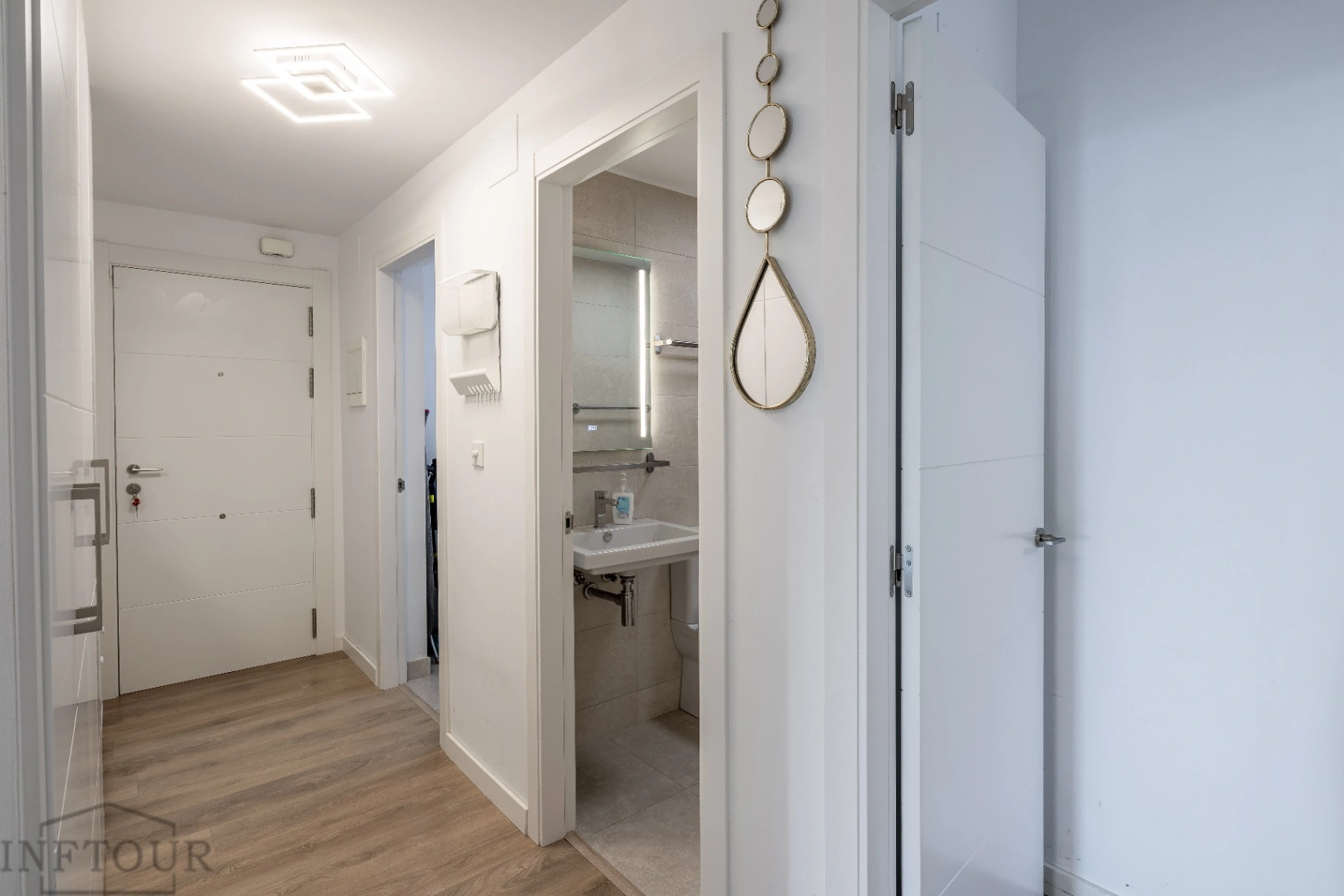 Piso en Calpe con vistas al mar y piscina – 2 dormitorios, terraza y parking