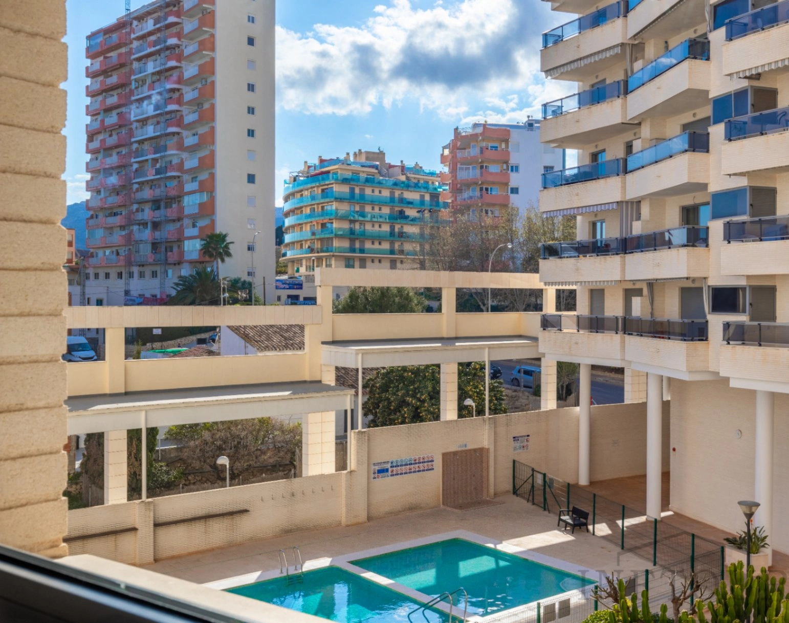 Alquiler temporal de apartamento con 2 dormitorios, piscina y terraza en el centro de Calpe