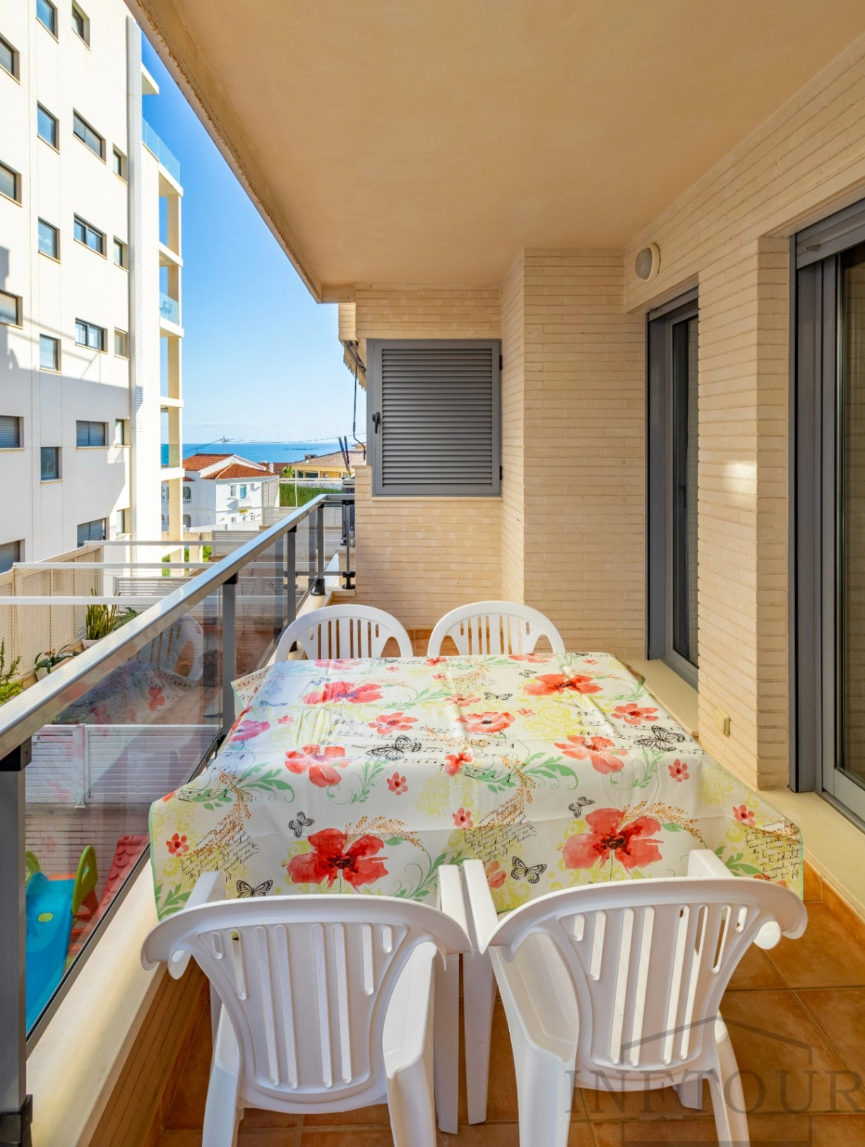 Alquiler temporal de apartamento con 2 dormitorios, piscina y terraza en el centro de Calpe