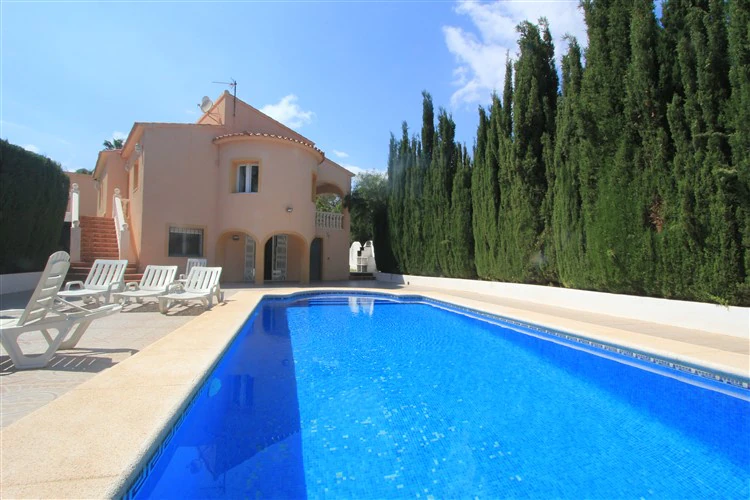 1386 - Villa con piscina privada